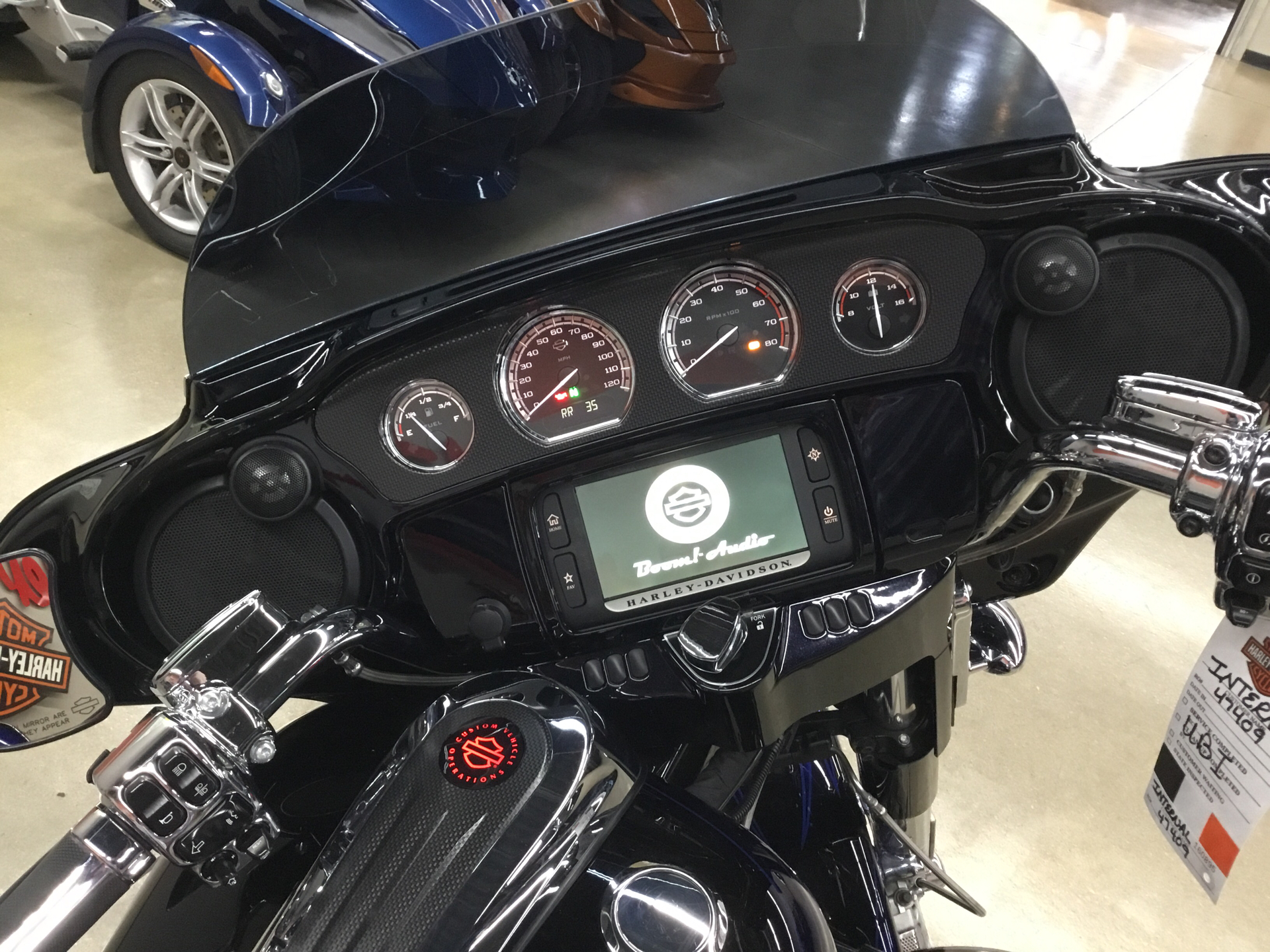 2016 Harley-Davidson CVO™ Street Glide® in Cedar Rapids, Iowa - Photo 6