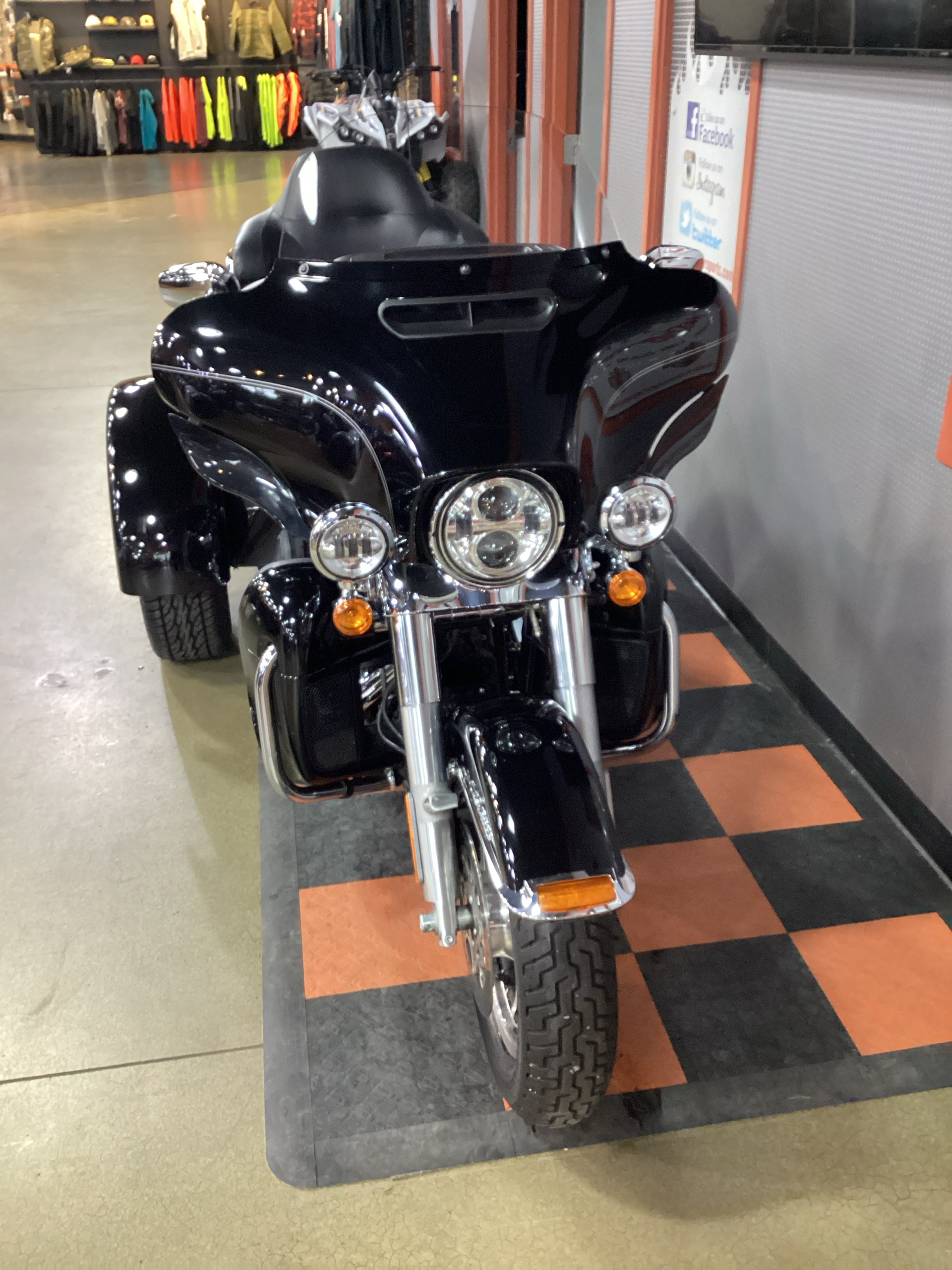 2017 Harley-Davidson Tri Glide® Ultra in Cedar Rapids, Iowa - Photo 2