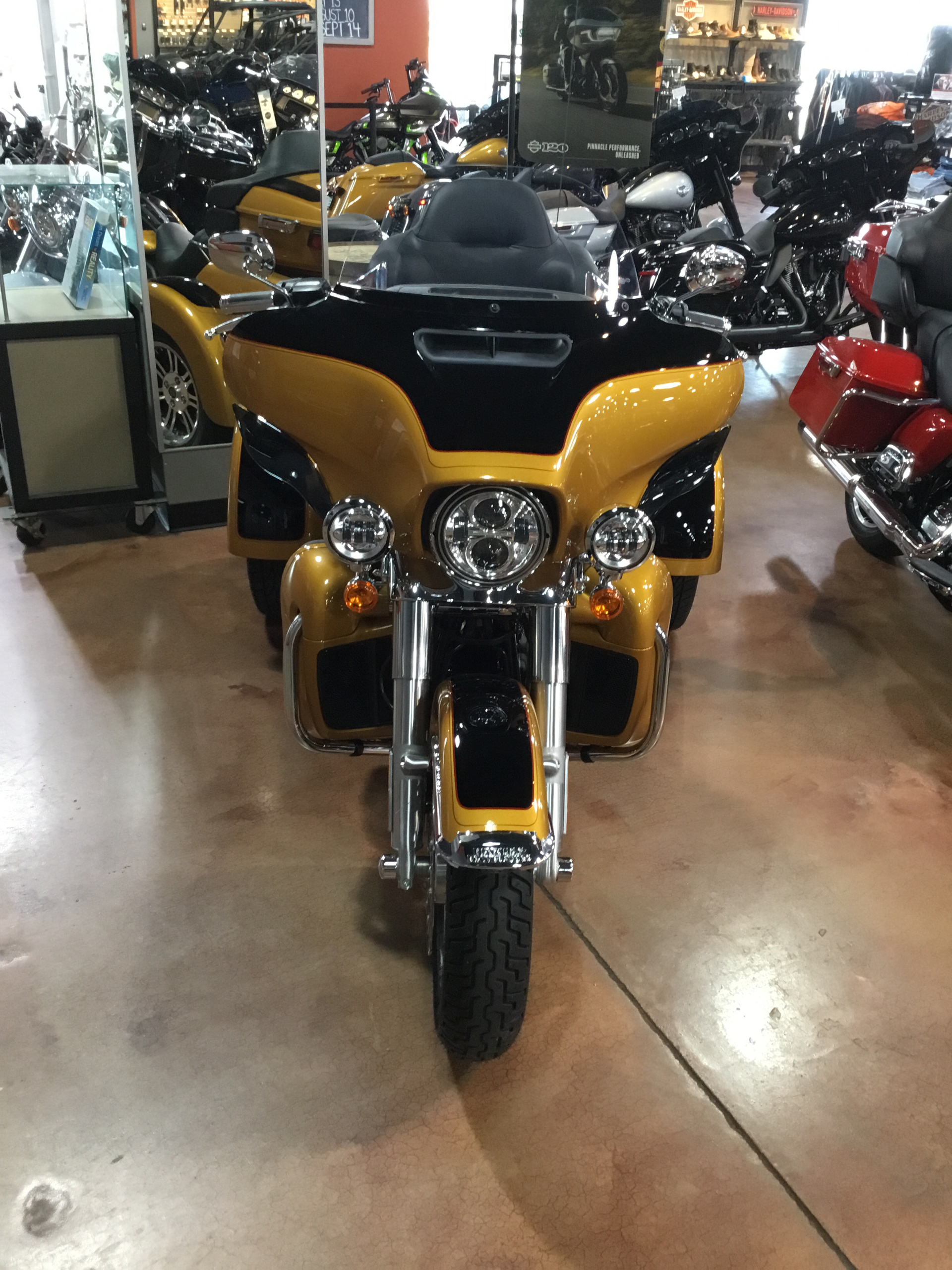 2023 Harley-Davidson Tri Glide® Ultra in Cedar Rapids, Iowa - Photo 2