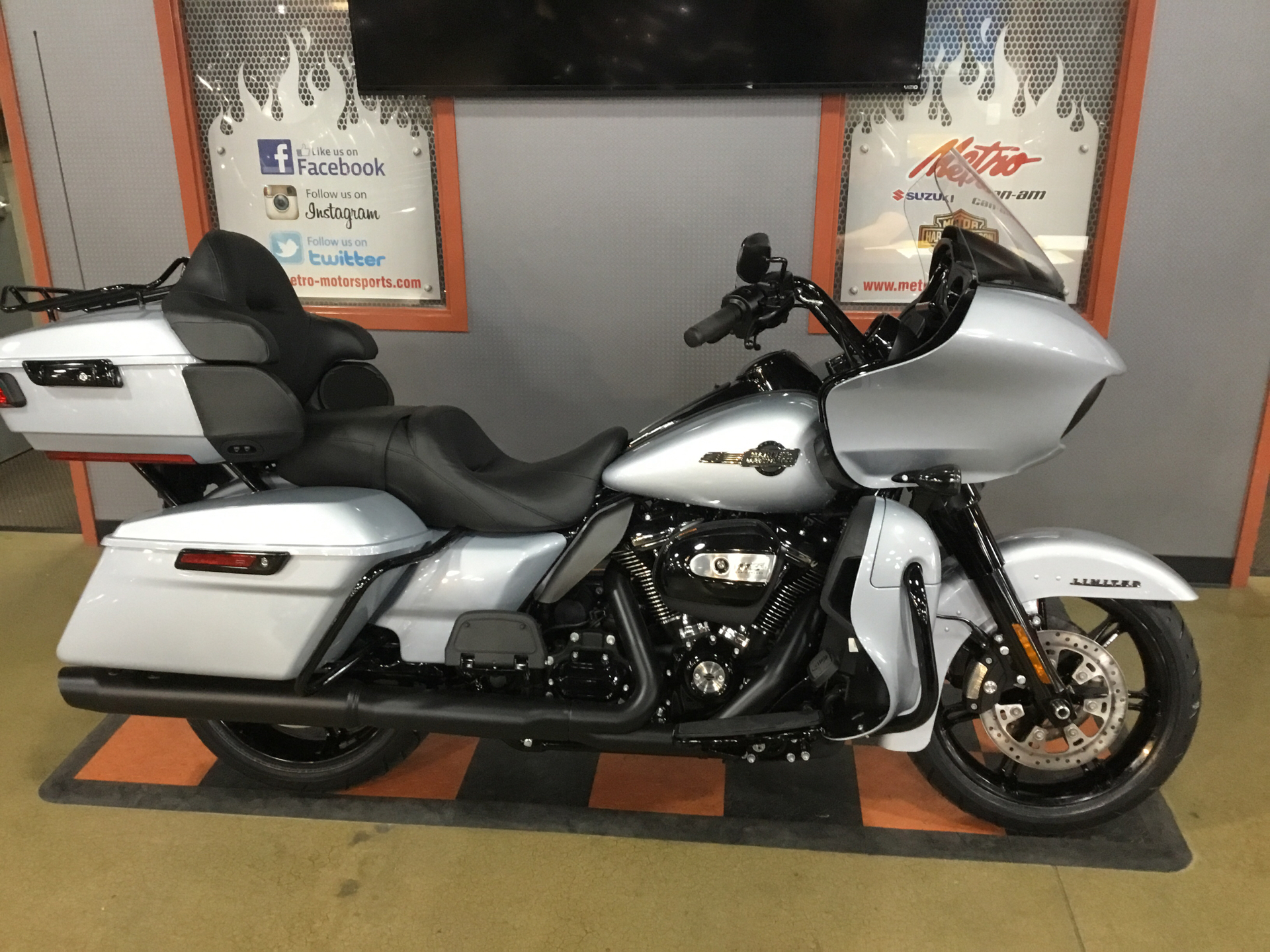 2023 Harley-Davidson Road Glide® Limited in Cedar Rapids, Iowa - Photo 1