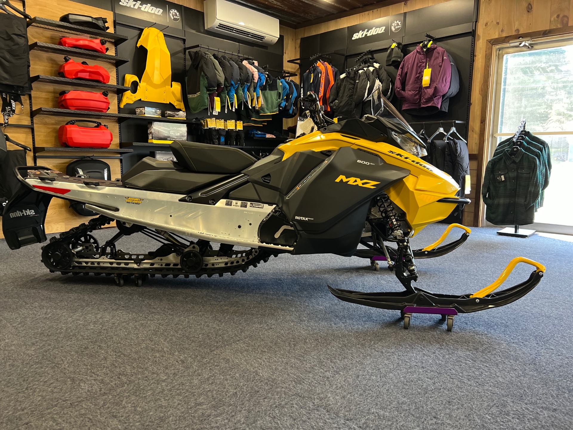 2025 Ski-Doo MXZ Sport 137 600 EFI ES RipSaw 1.25 in Epsom, New Hampshire - Photo 2