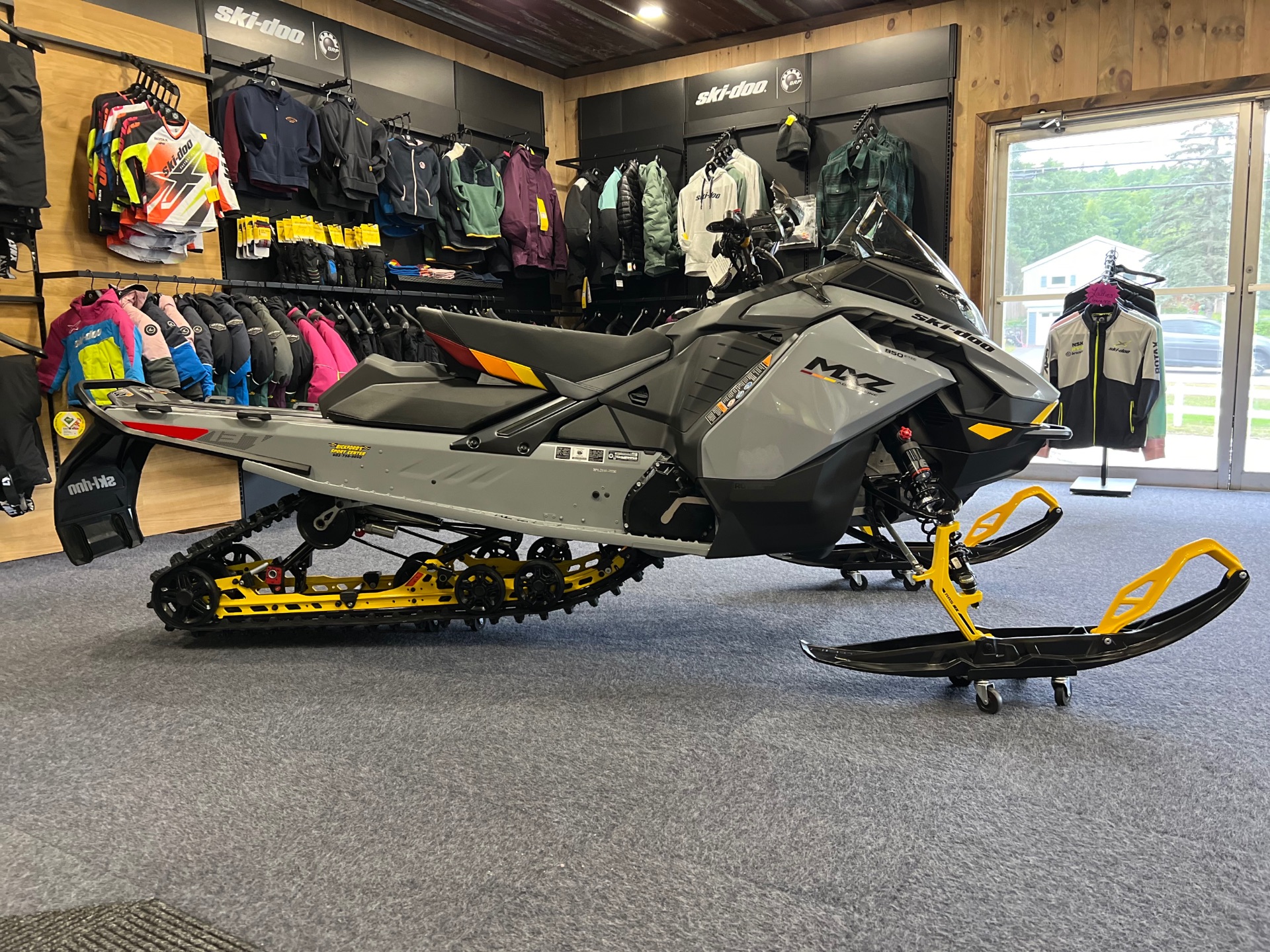 2025 Ski-Doo MXZ Adrenaline w/ Blizzard Package 137 850 E-TEC ES Ice Ripper XT 1.25 in Epsom, New Hampshire - Photo 2