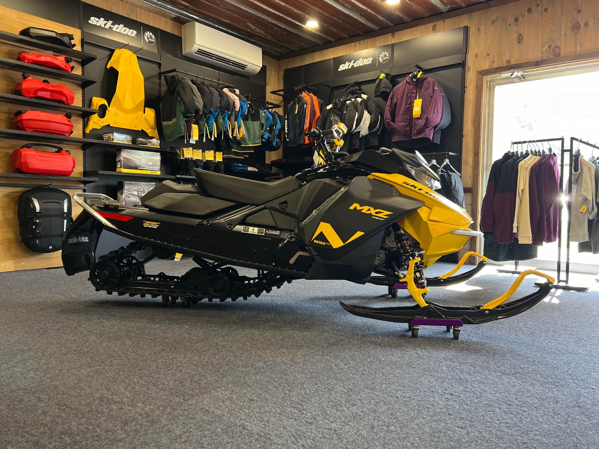 2025 Ski-Doo MXZ NEO+ 600 EFI ES RipSaw 1.25 in Epsom, New Hampshire - Photo 2