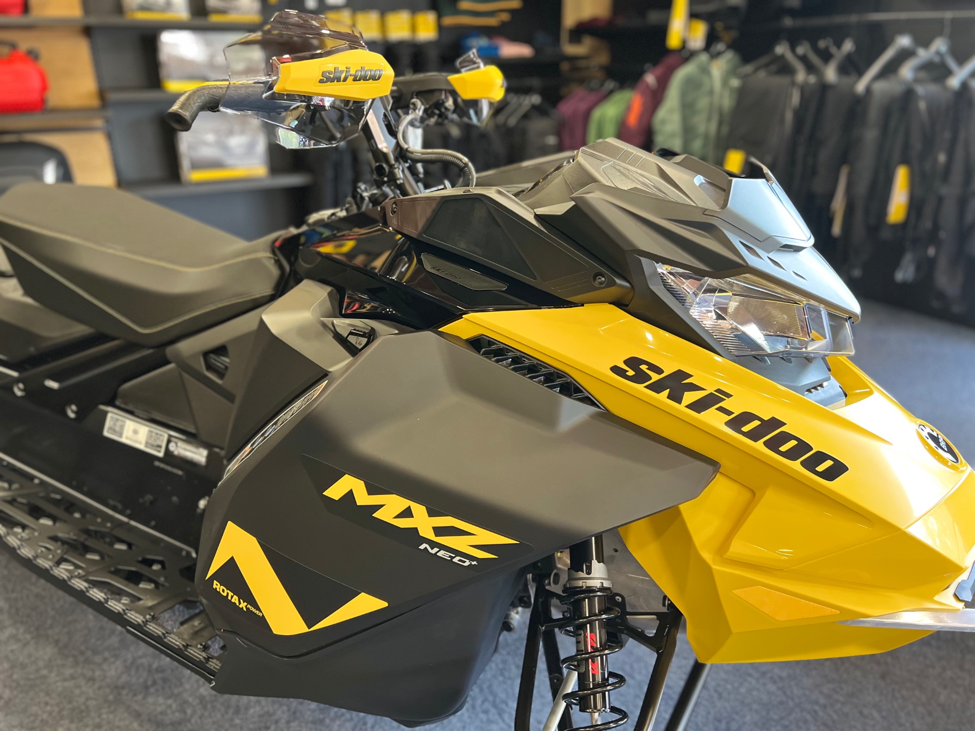 2025 Ski-Doo MXZ NEO+ 600 EFI ES RipSaw 1.25 in Epsom, New Hampshire - Photo 6