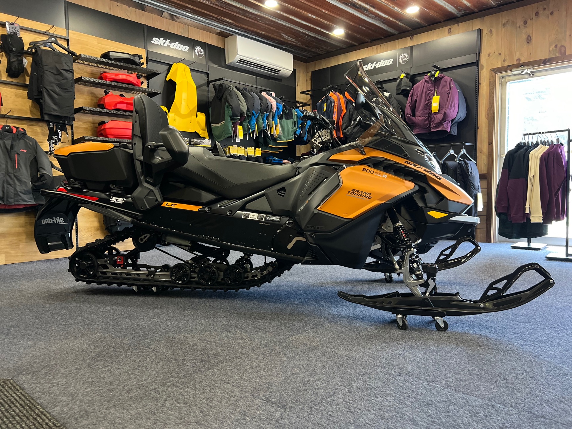 2025 Ski-Doo Grand Touring LE w/ Platinum Package 900 ACE Turbo R ES Silent Ice Track II 1.25 w/ 10.25 in. Touchscreen in Epsom, New Hampshire - Photo 2