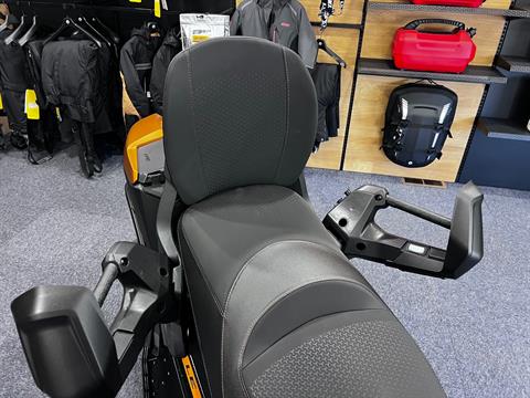 2025 Ski-Doo Grand Touring LE w/ Platinum Package 900 ACE Turbo R ES Silent Ice Track II 1.25 w/ 10.25 in. Touchscreen in Epsom, New Hampshire - Photo 6