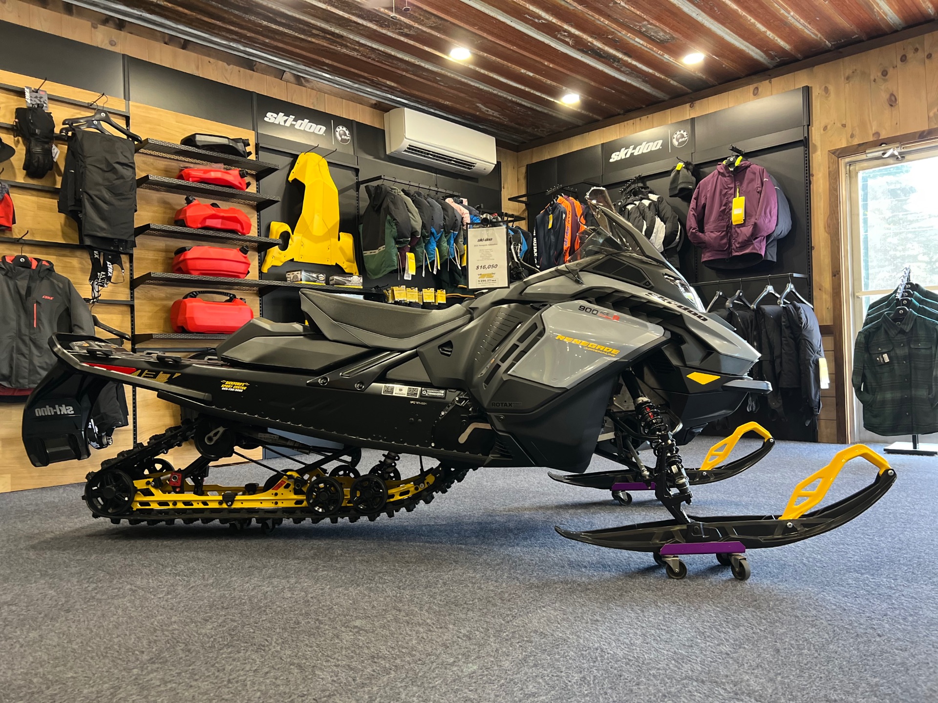 2025 Ski-Doo Renegade Adrenaline 900 ACE Turbo R ES Ripsaw 1.25 in Epsom, New Hampshire - Photo 2