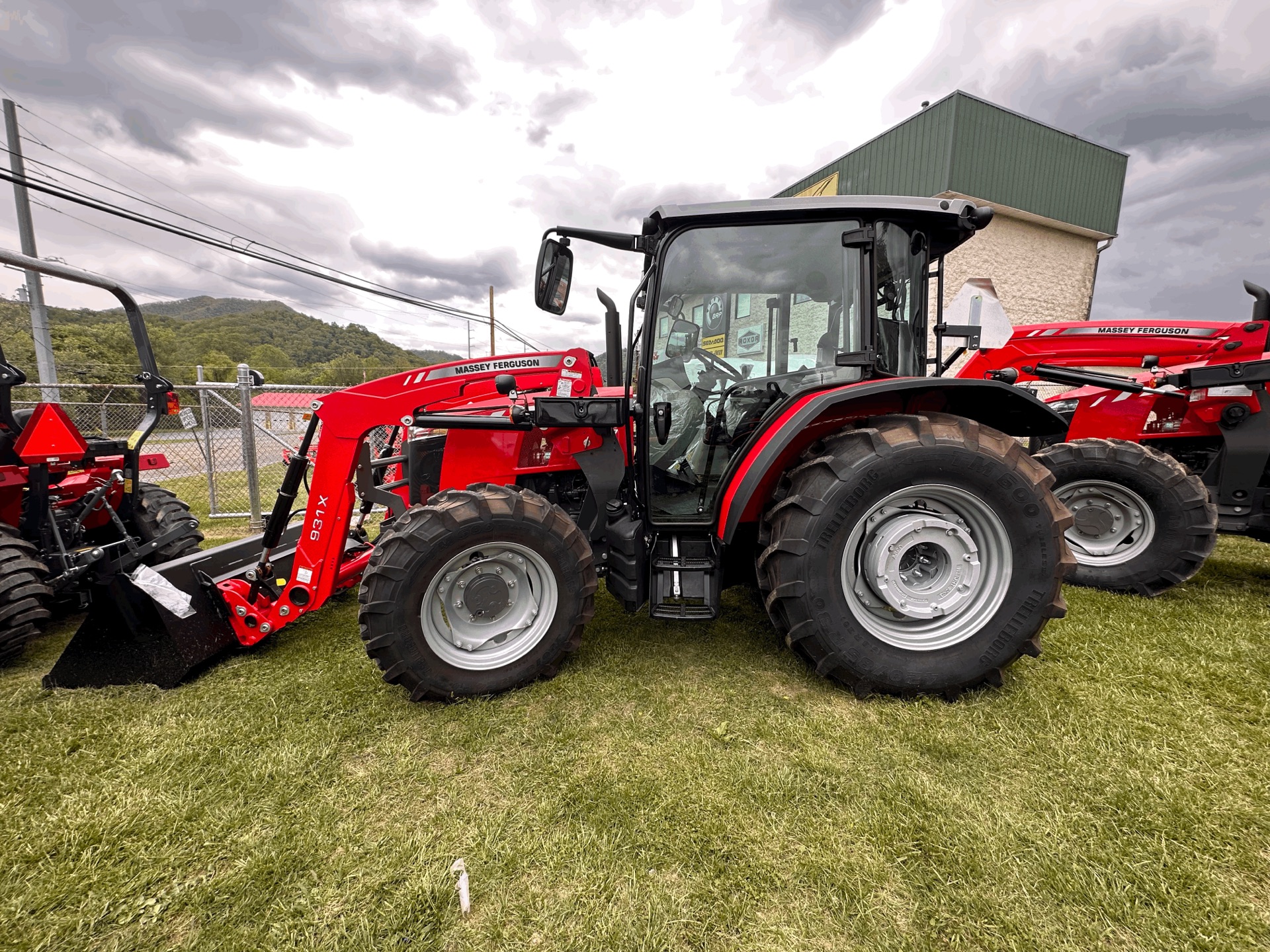 2023 Massey Ferguson MF 4707 4WD Cab in Elizabethton, Tennessee - Photo 5