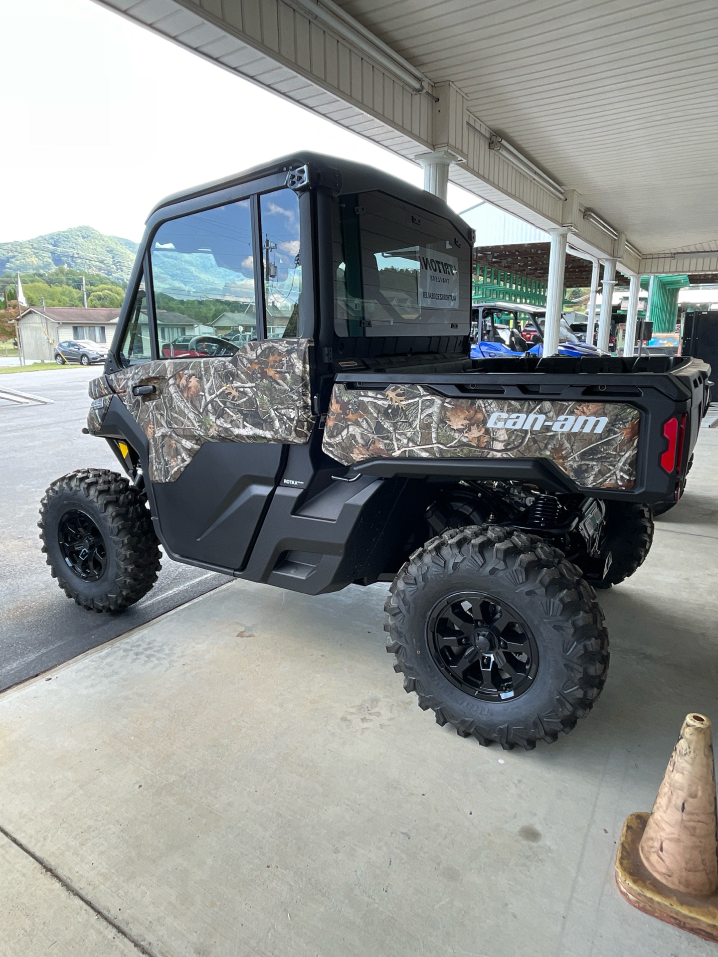 2025 Can-Am Defender Limited in Elizabethton, Tennessee - Photo 2