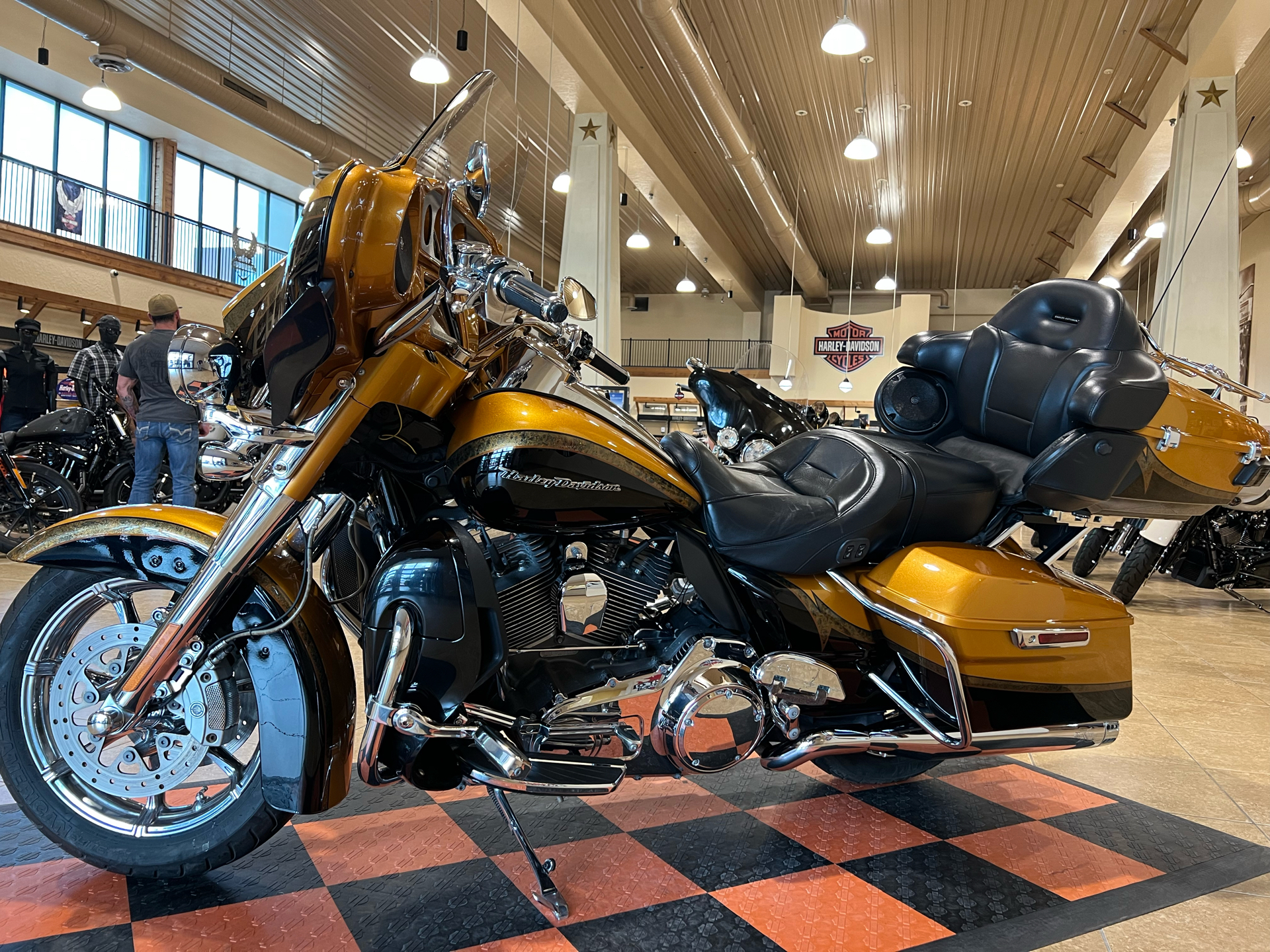 2015 Harley-Davidson CVO™ Limited in Pasadena, Texas - Photo 4