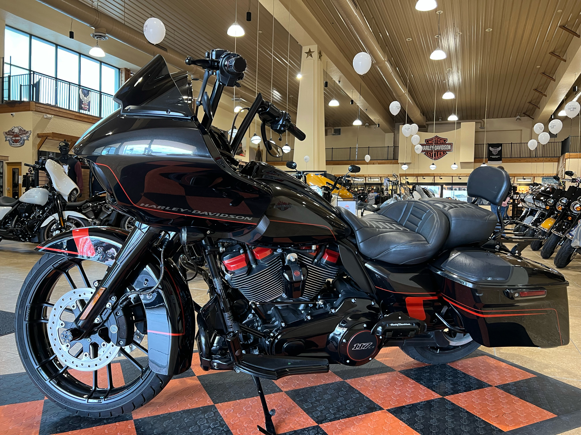 2018 Harley-Davidson CVO™ Road Glide® in Pasadena, Texas - Photo 4