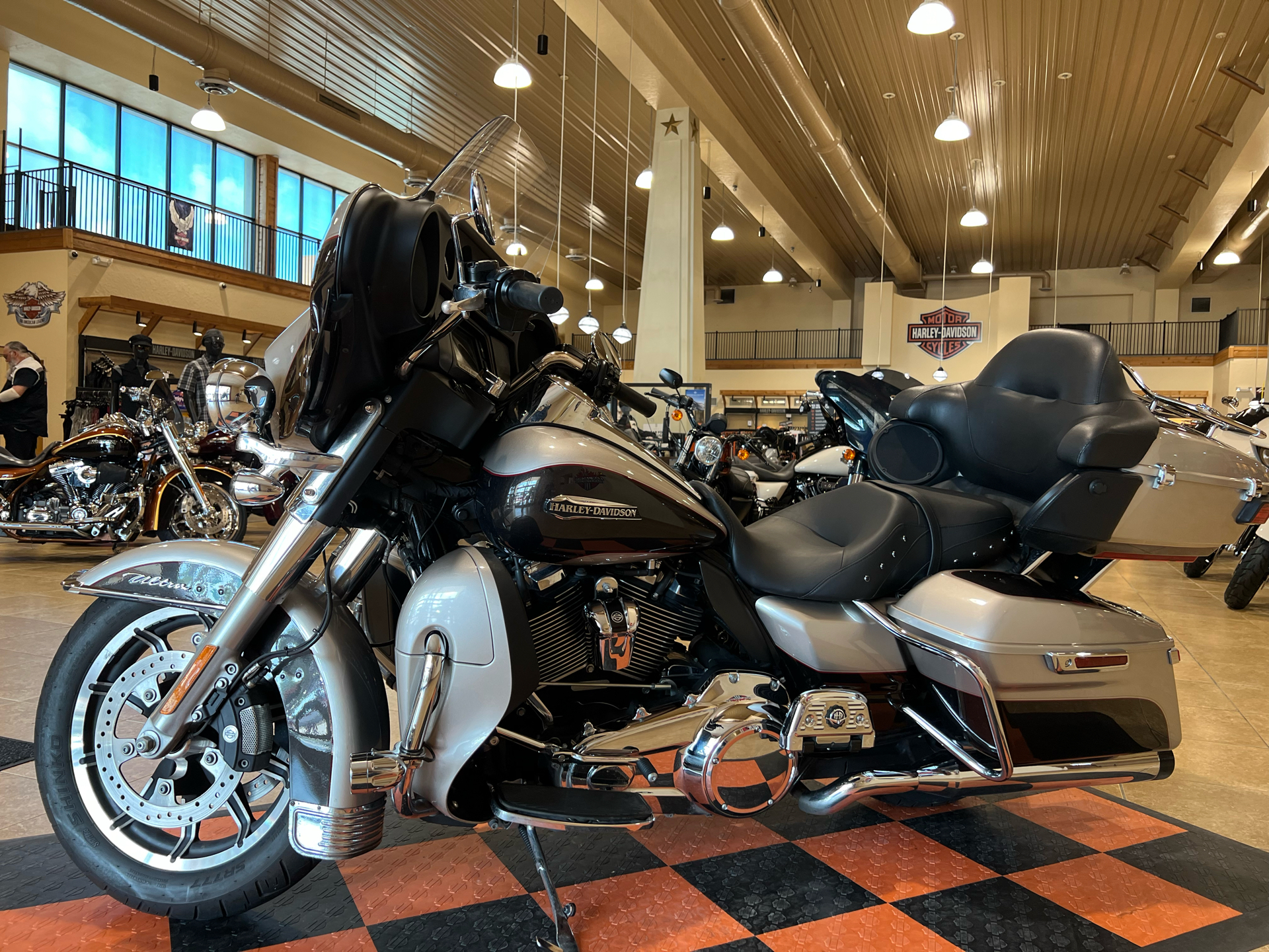 2018 Harley-Davidson Electra Glide® Ultra Classic® in Pasadena, Texas - Photo 4