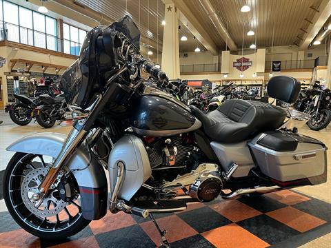 2019 Harley-Davidson CVO™ Street Glide® in Pasadena, Texas - Photo 4