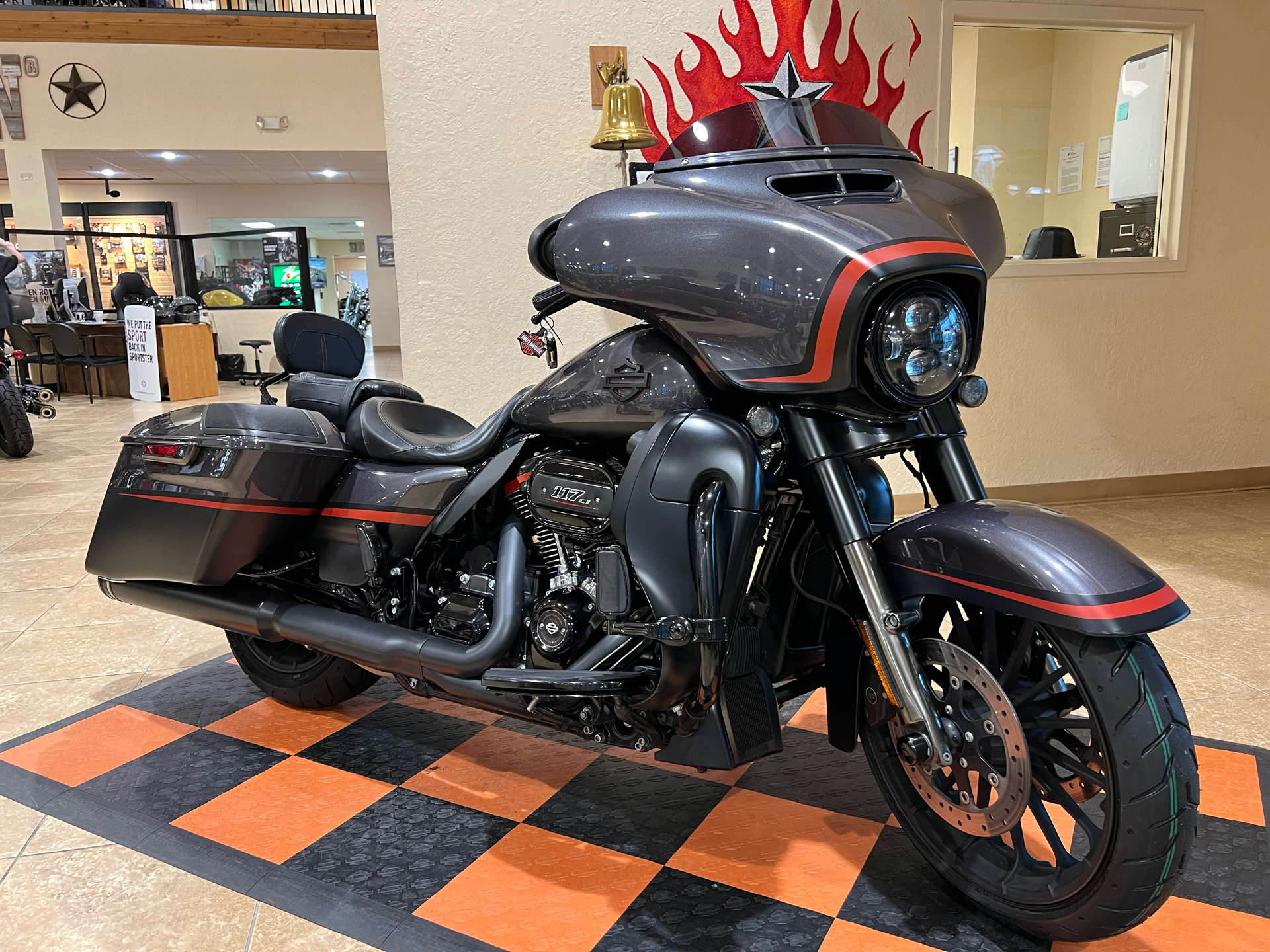 2018 Harley-Davidson CVO™ Street Glide® in Pasadena, Texas - Photo 2