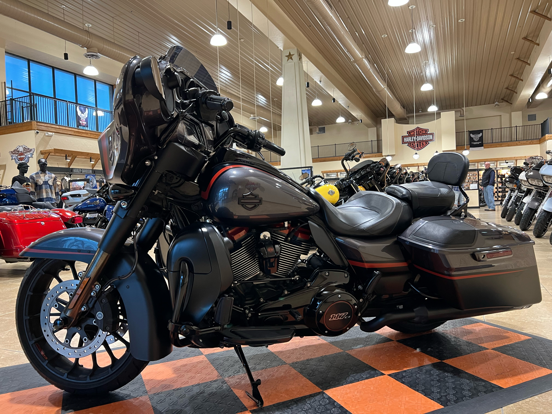 2018 Harley-Davidson CVO™ Street Glide® in Pasadena, Texas - Photo 4