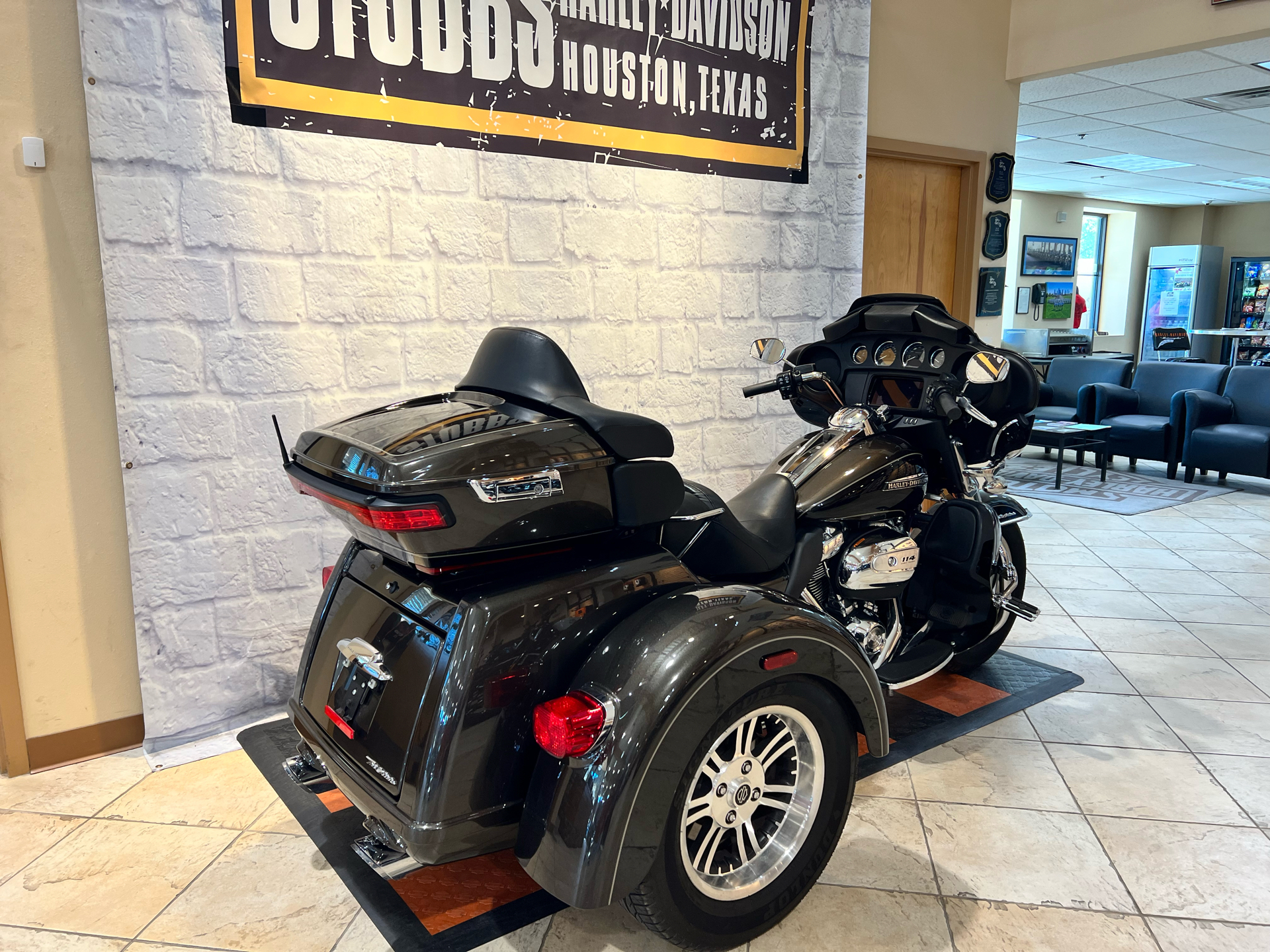 2020 Harley-Davidson Tri Glide® Ultra in Houston, Texas - Photo 2