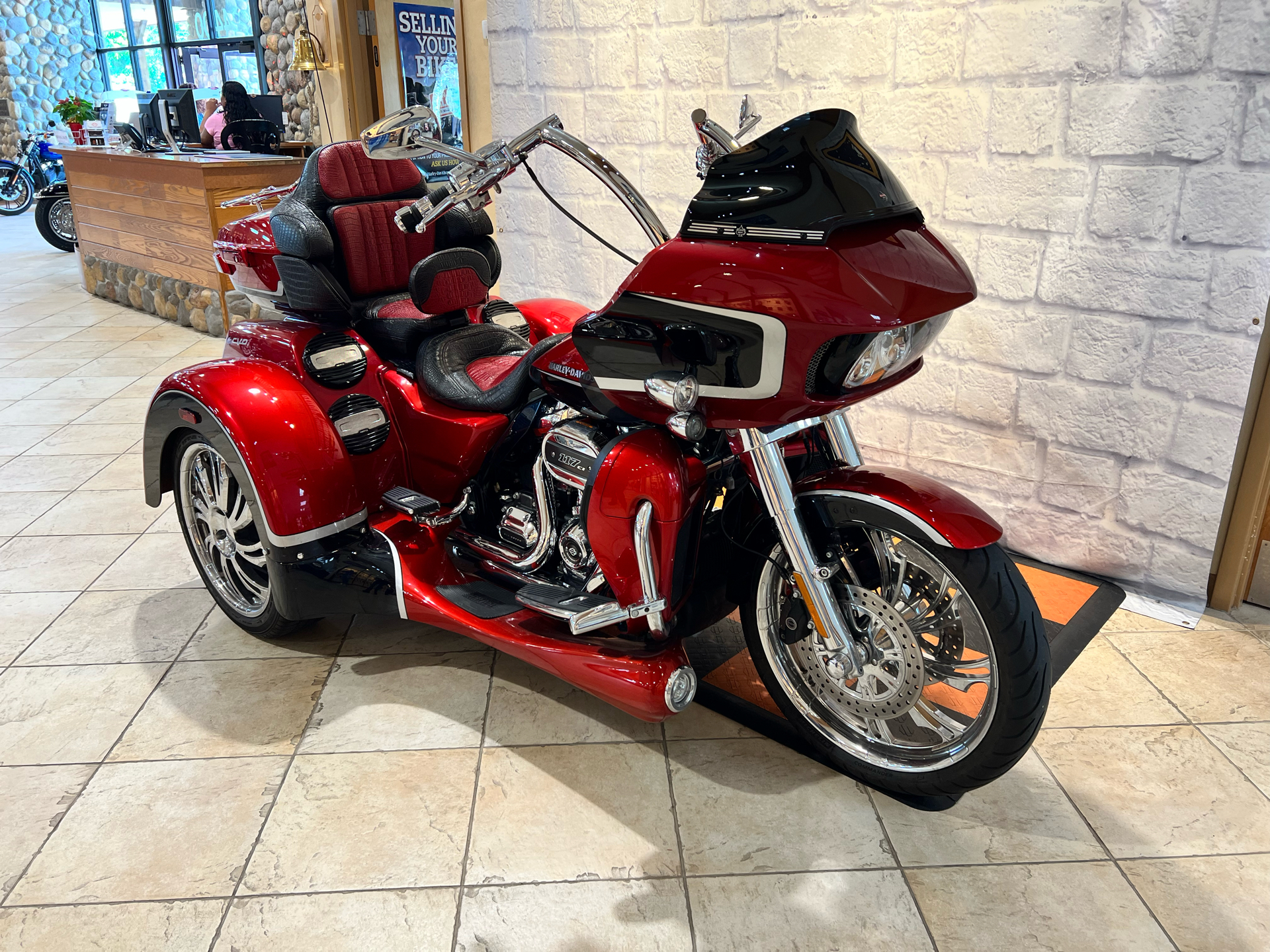 2021 Harley-Davidson CVO™ Tri Glide® in Houston, Texas - Photo 2