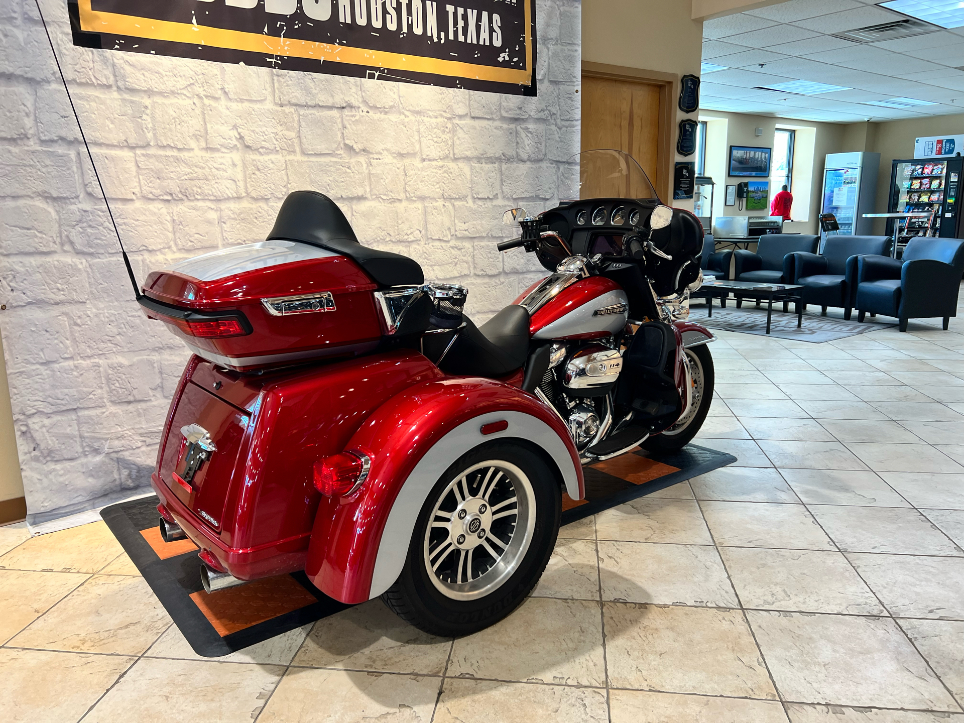 2019 Harley-Davidson Tri Glide® Ultra in Houston, Texas - Photo 2