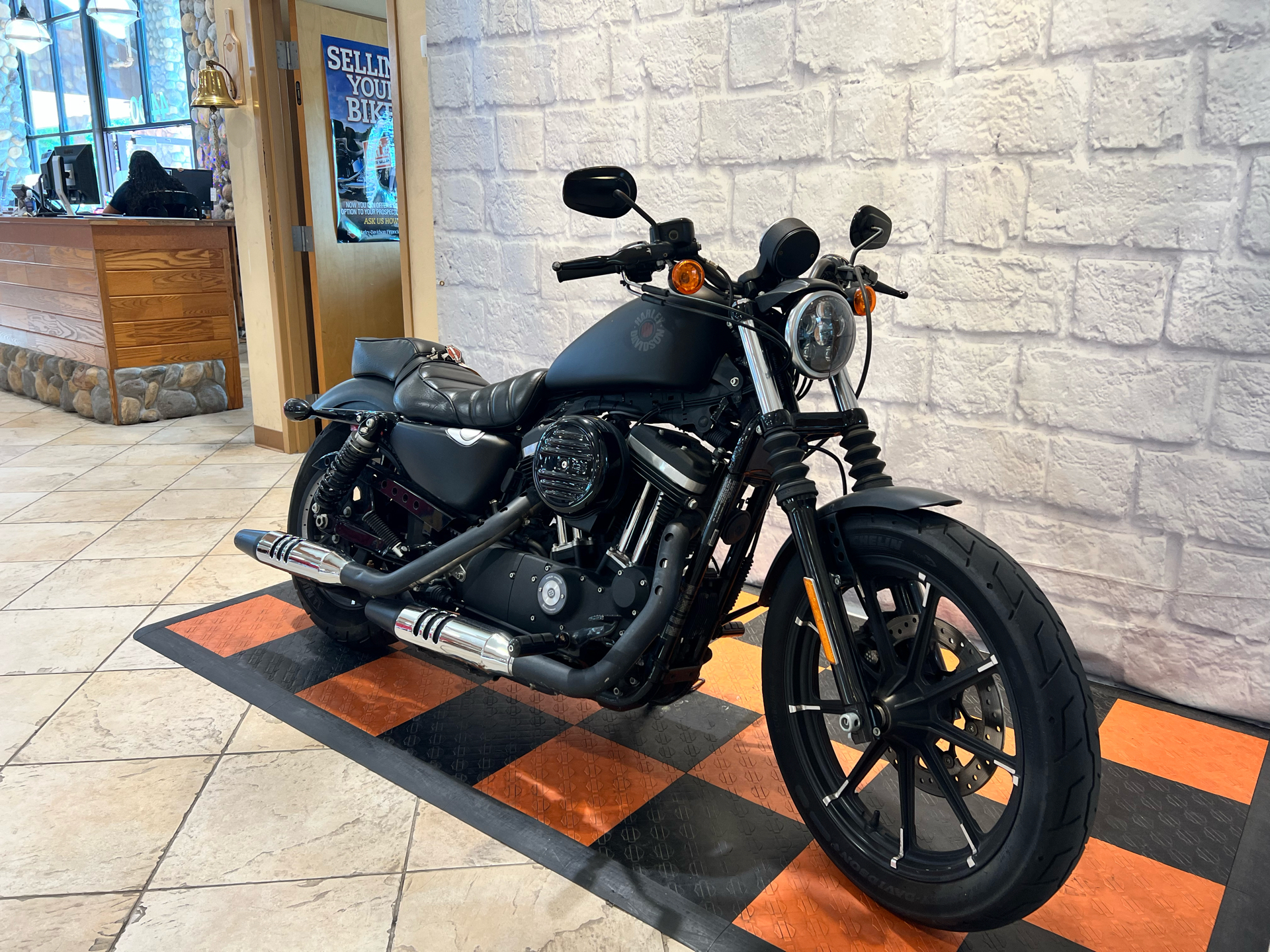 2018 Harley-Davidson Iron 883™ in Houston, Texas - Photo 4