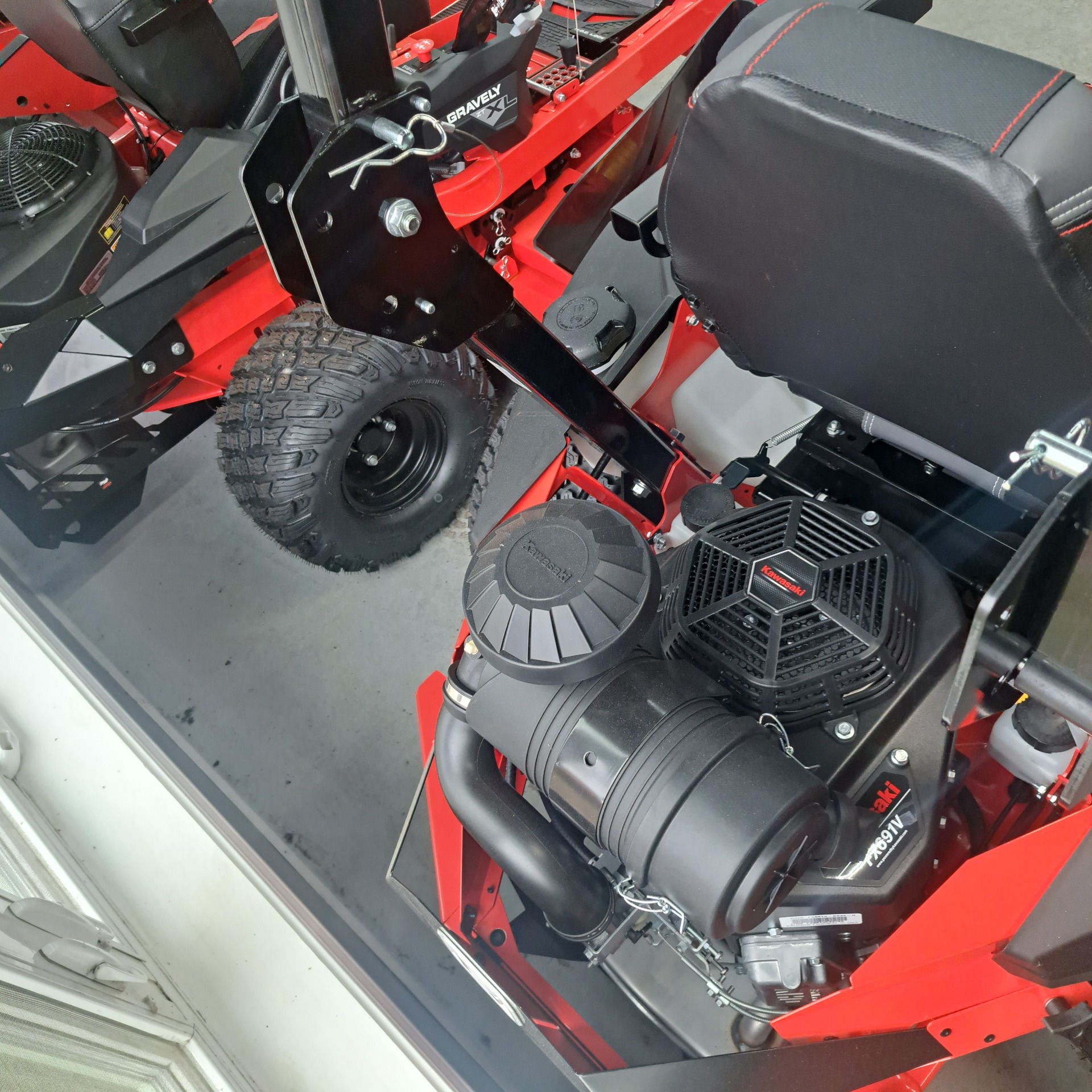 2024 Gravely USA Pro-Turn ZX 52 in. Kawasaki FX691V 22 hp in Lowell, Michigan - Photo 4