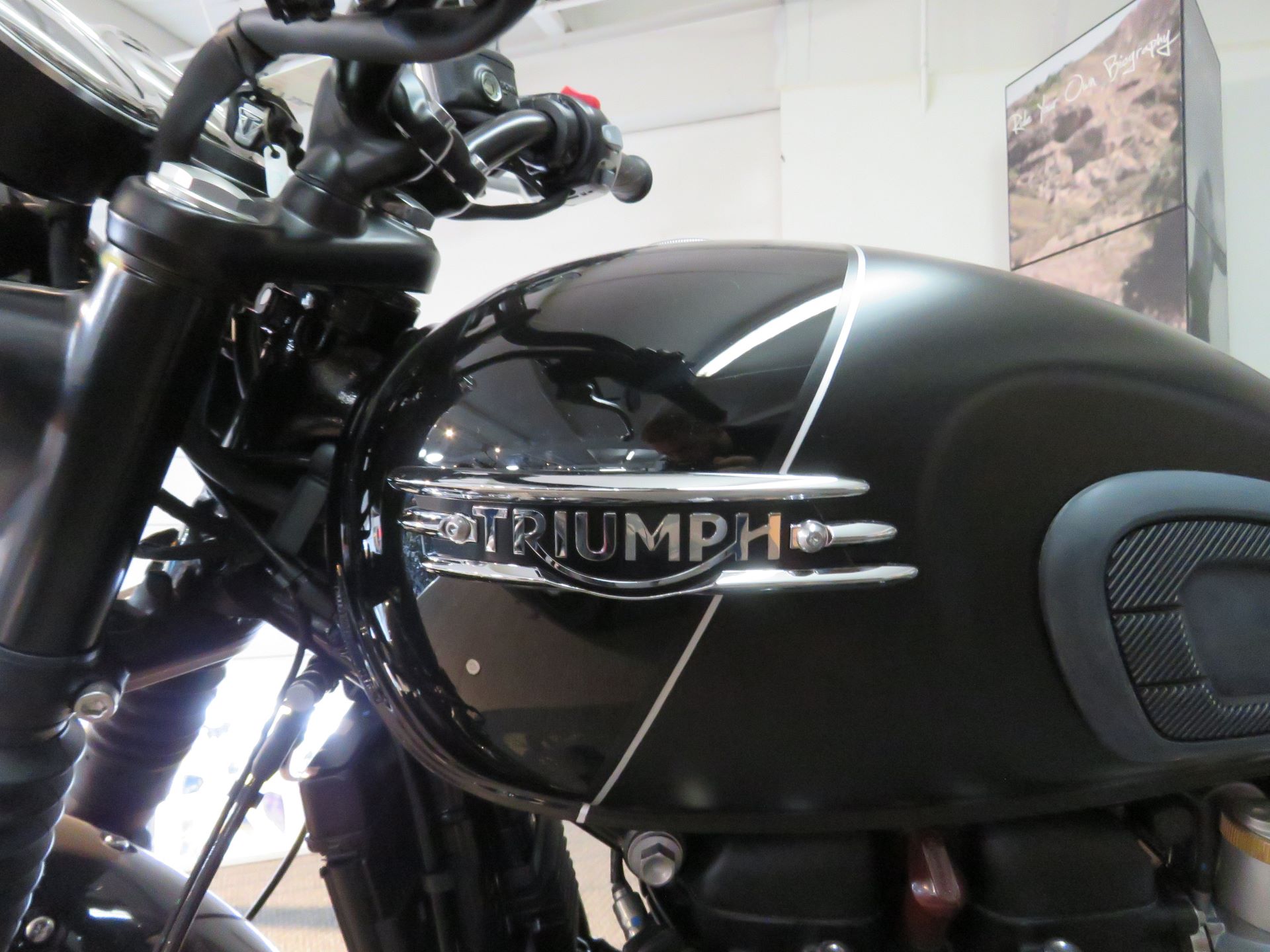 2023 Triumph Bonneville T120 Black in Iowa City, Iowa - Photo 4