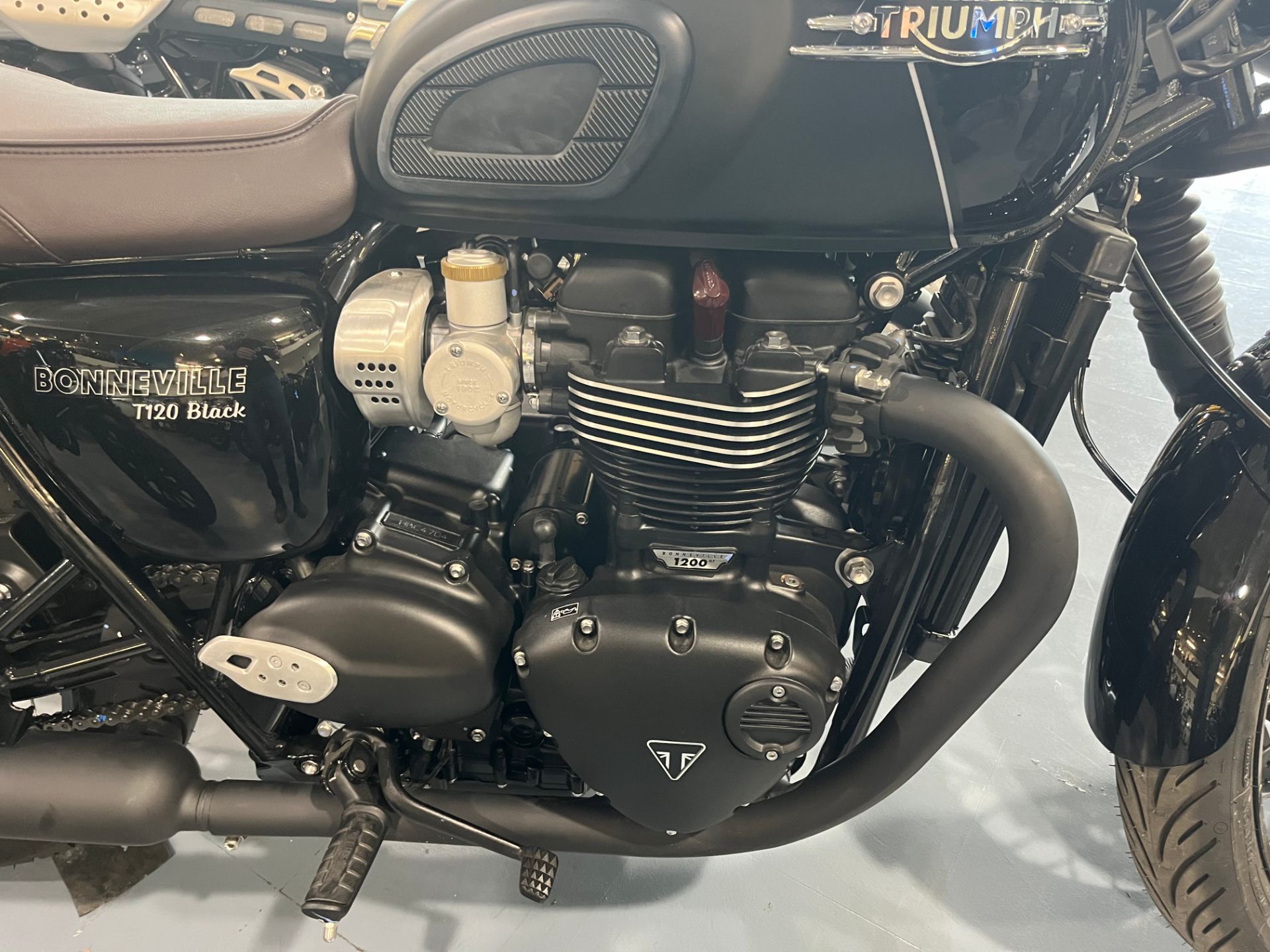 2023 Triumph Bonneville T120 Black in Iowa City, Iowa - Photo 5