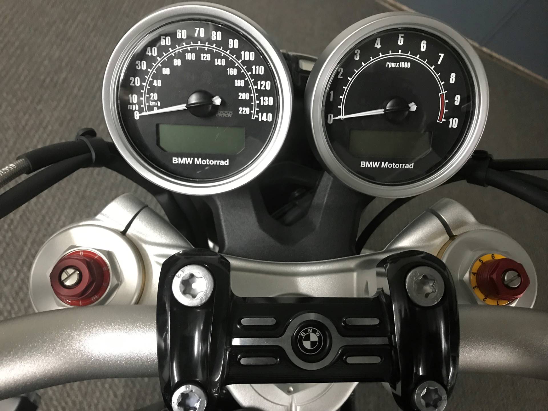 r nine t tachometer