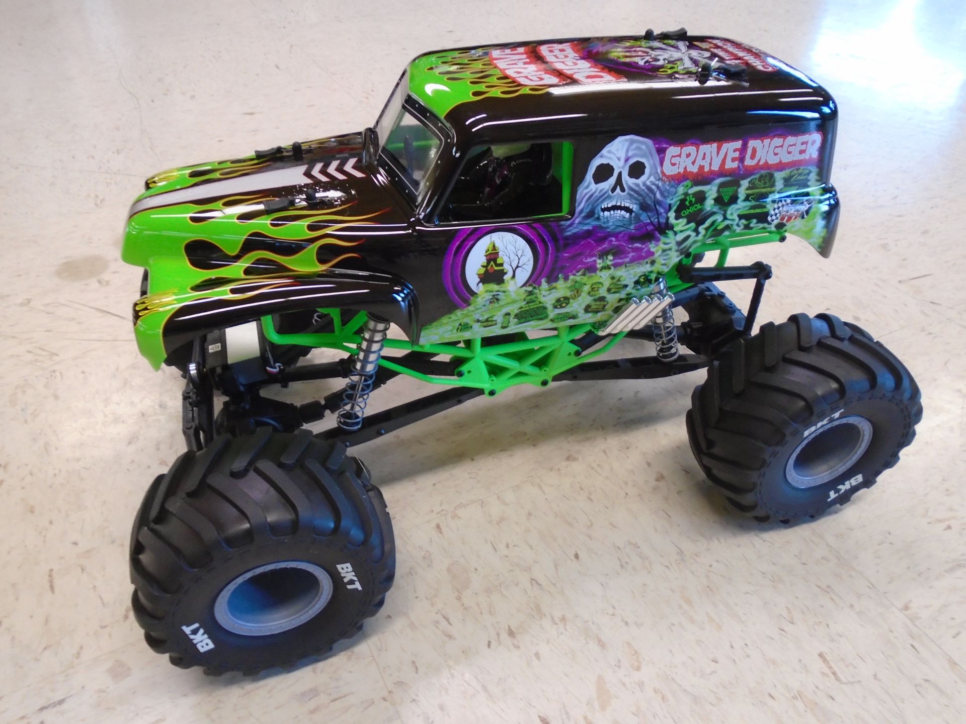 2021 Horizon Hobby SMT10 GRAVE DIGGER 1/10 4WD MT RTR in Lake Mills, Iowa - Photo 2