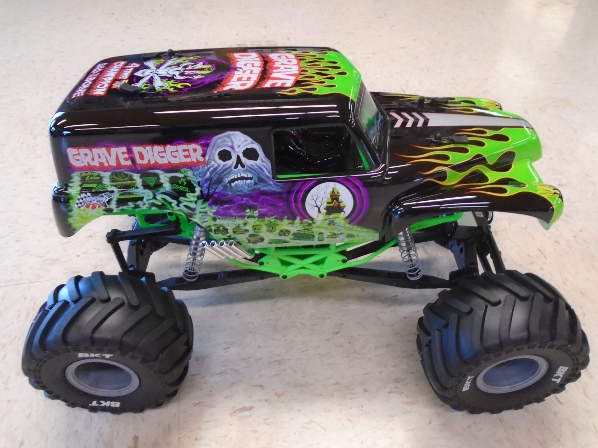 2021 Horizon Hobby SMT10 GRAVE DIGGER 1/10 4WD MT RTR in Lake Mills, Iowa - Photo 6