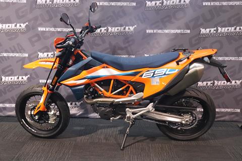 2023 KTM 690 SMC R in Vincentown, New Jersey - Photo 2