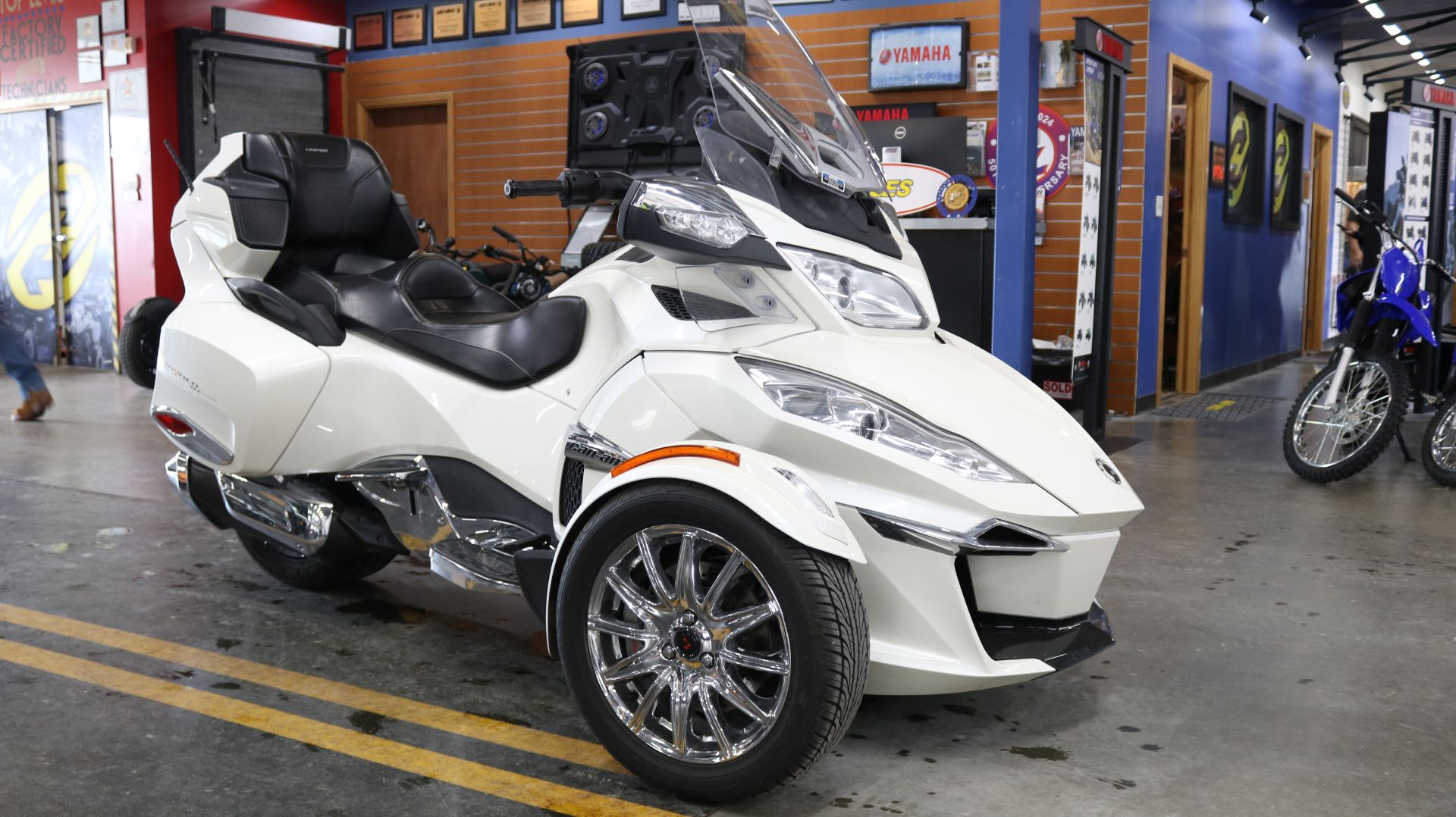 2014 Can-Am Spyder® RT-S SE6 in Grimes, Iowa - Photo 3