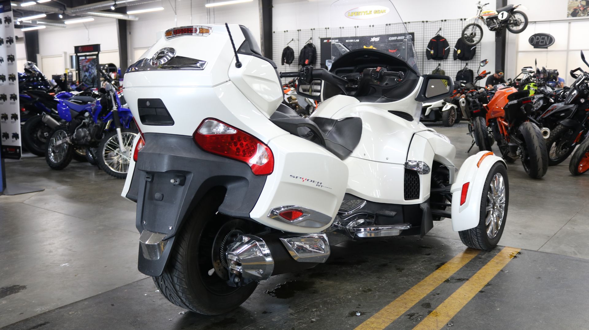2014 Can-Am Spyder® RT-S SE6 in Grimes, Iowa - Photo 10