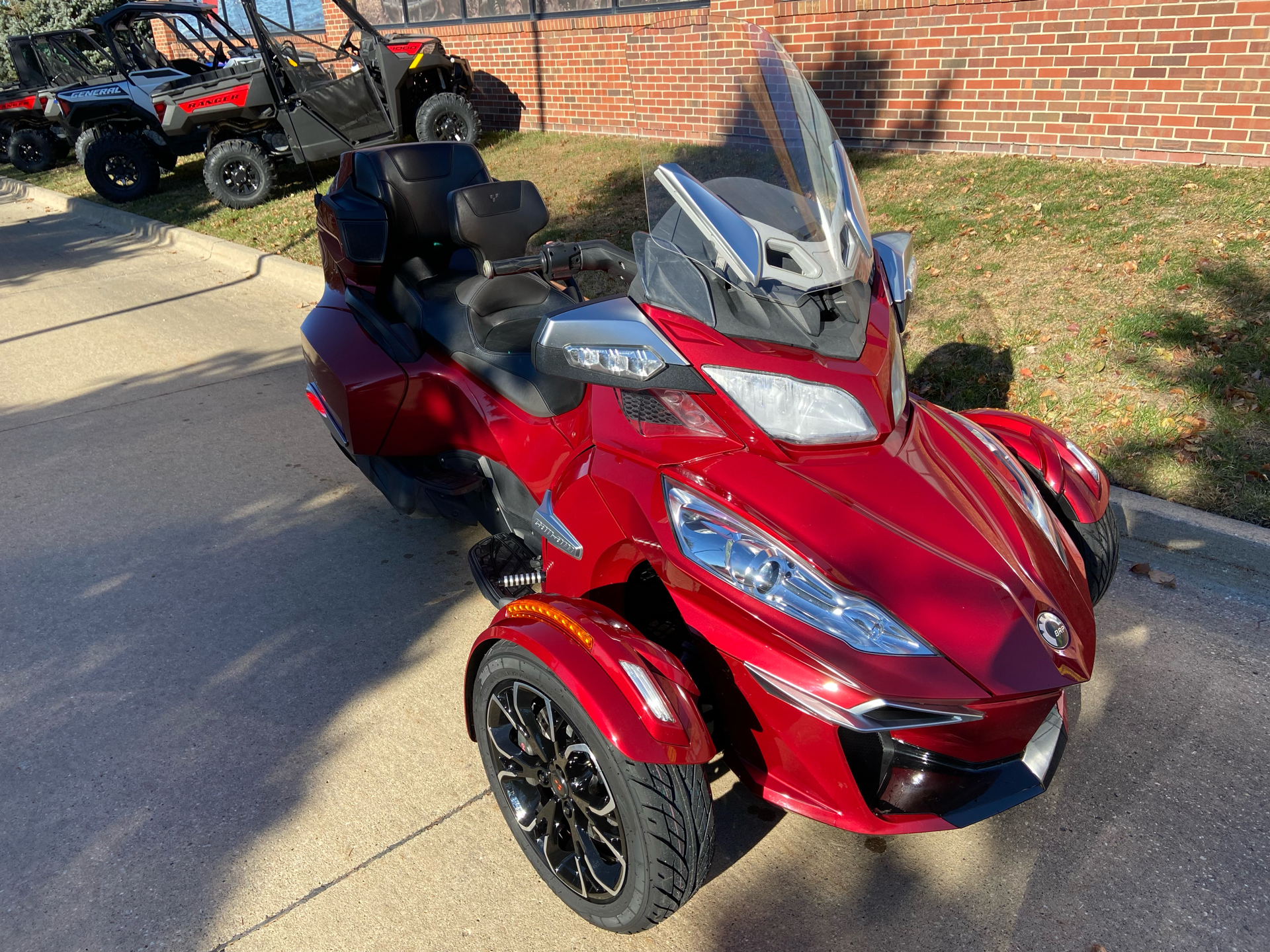 2015 Can-Am Spyder® RT-S SE6 in Grimes, Iowa - Photo 2