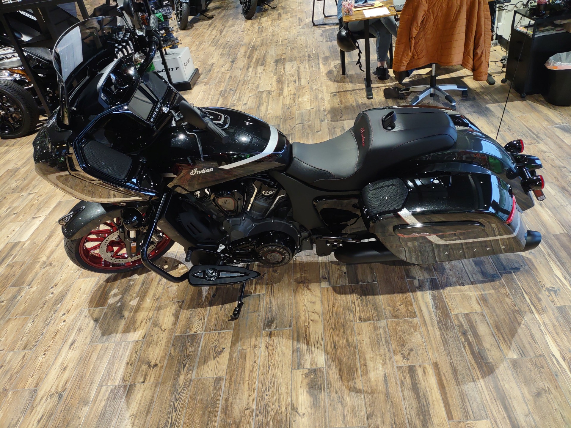 2024 Indian Motorcycle Challenger® Elite in Barboursville, West Virginia - Photo 5