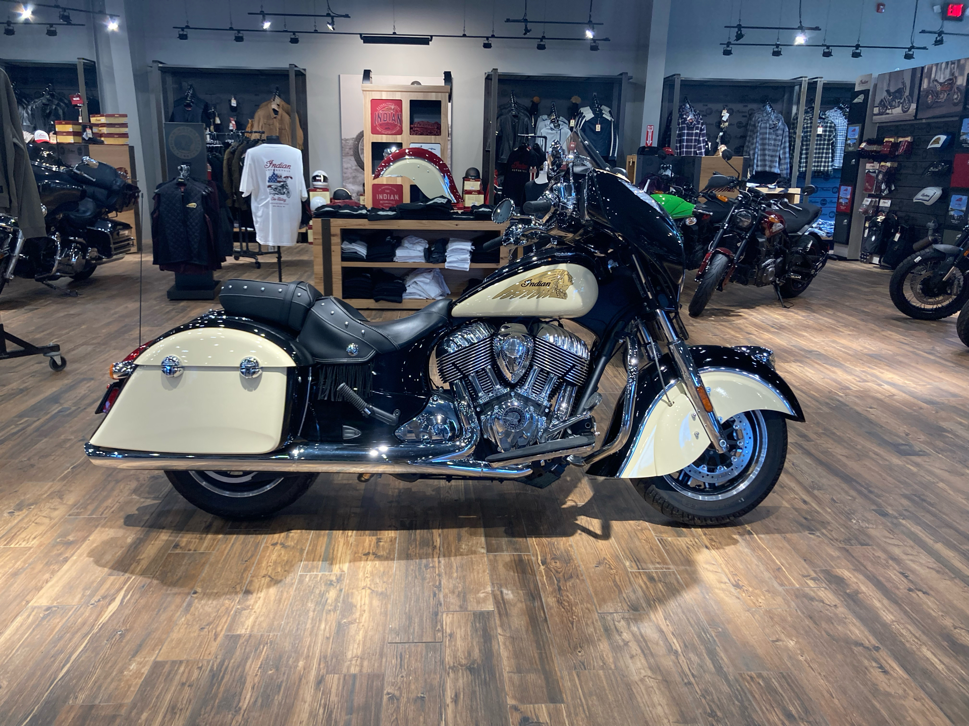 2019 Indian Chieftain® Classic ABS in Mineral Wells, West Virginia - Photo 2