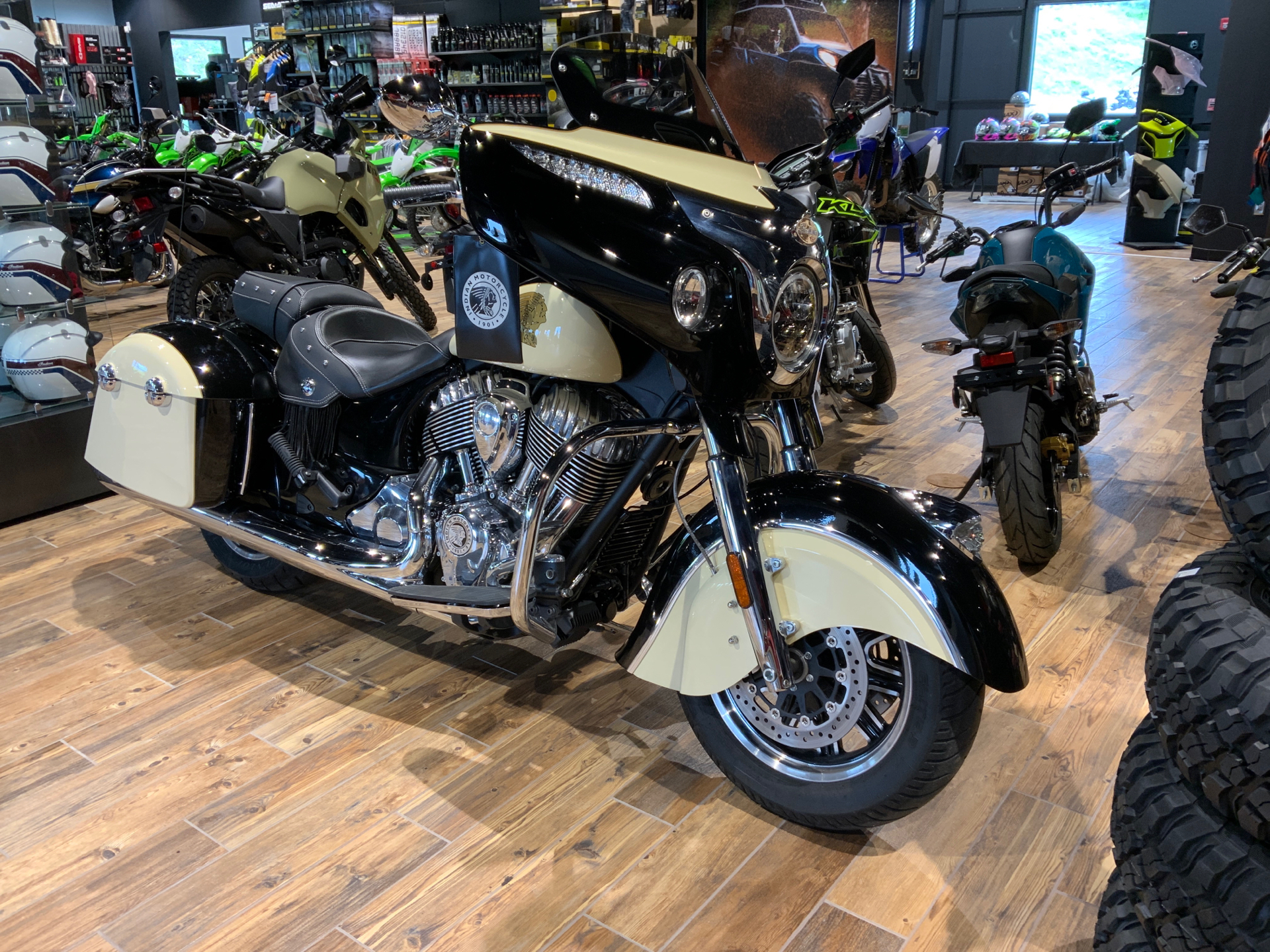 2019 Indian Motorcycle Chieftain® Classic ABS in Mineral Wells, West Virginia - Photo 8