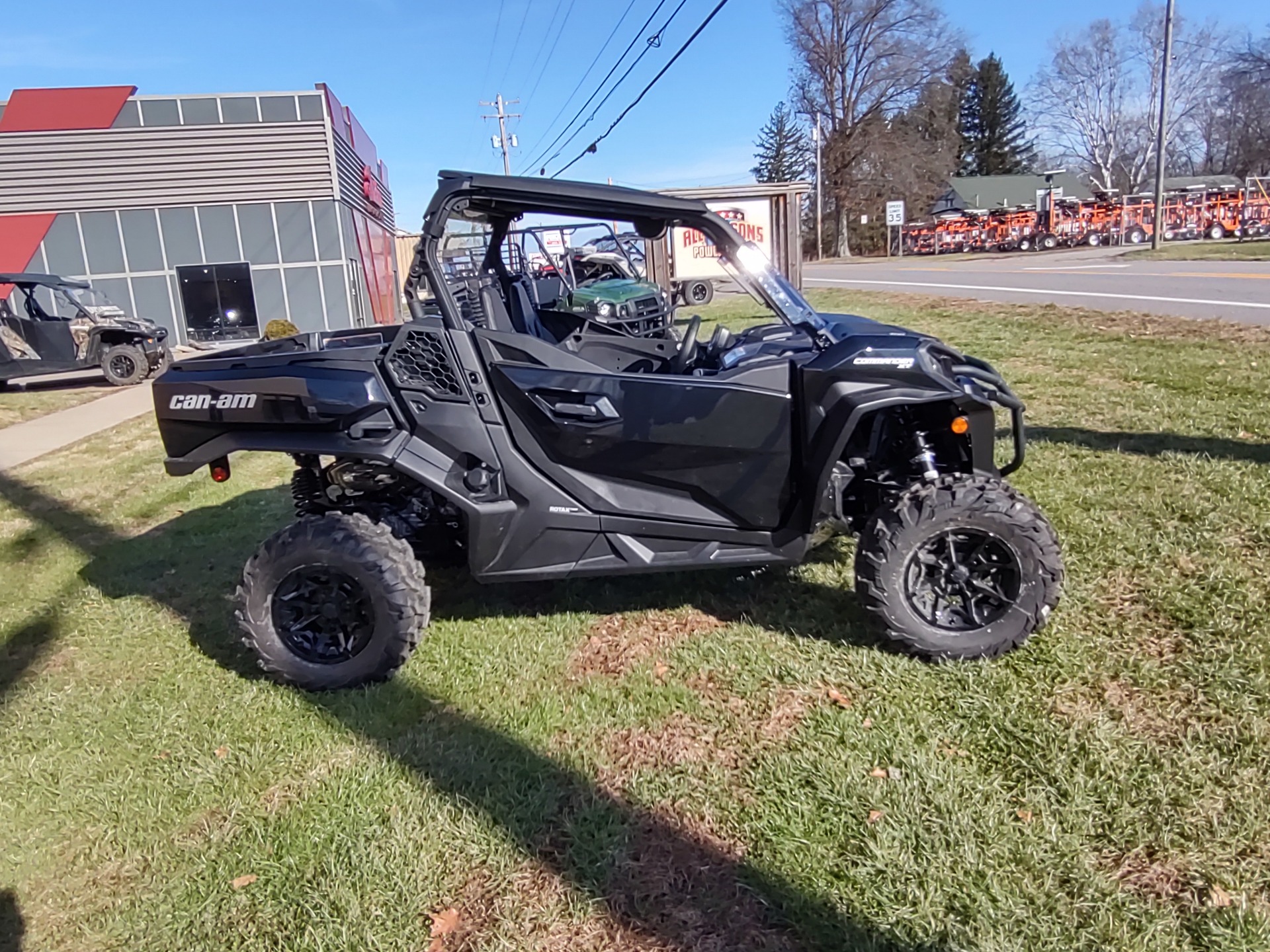 2023 Can-Am Commander XT 700 in Mineral Wells, West Virginia - Photo 2