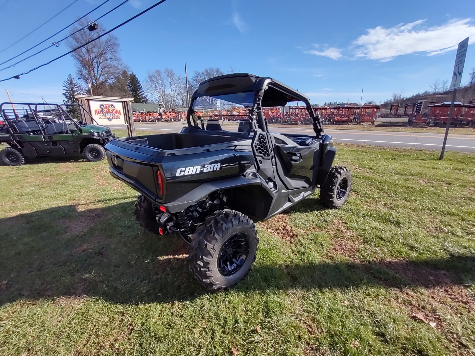 2023 Can-Am Commander XT 700 in Mineral Wells, West Virginia - Photo 3
