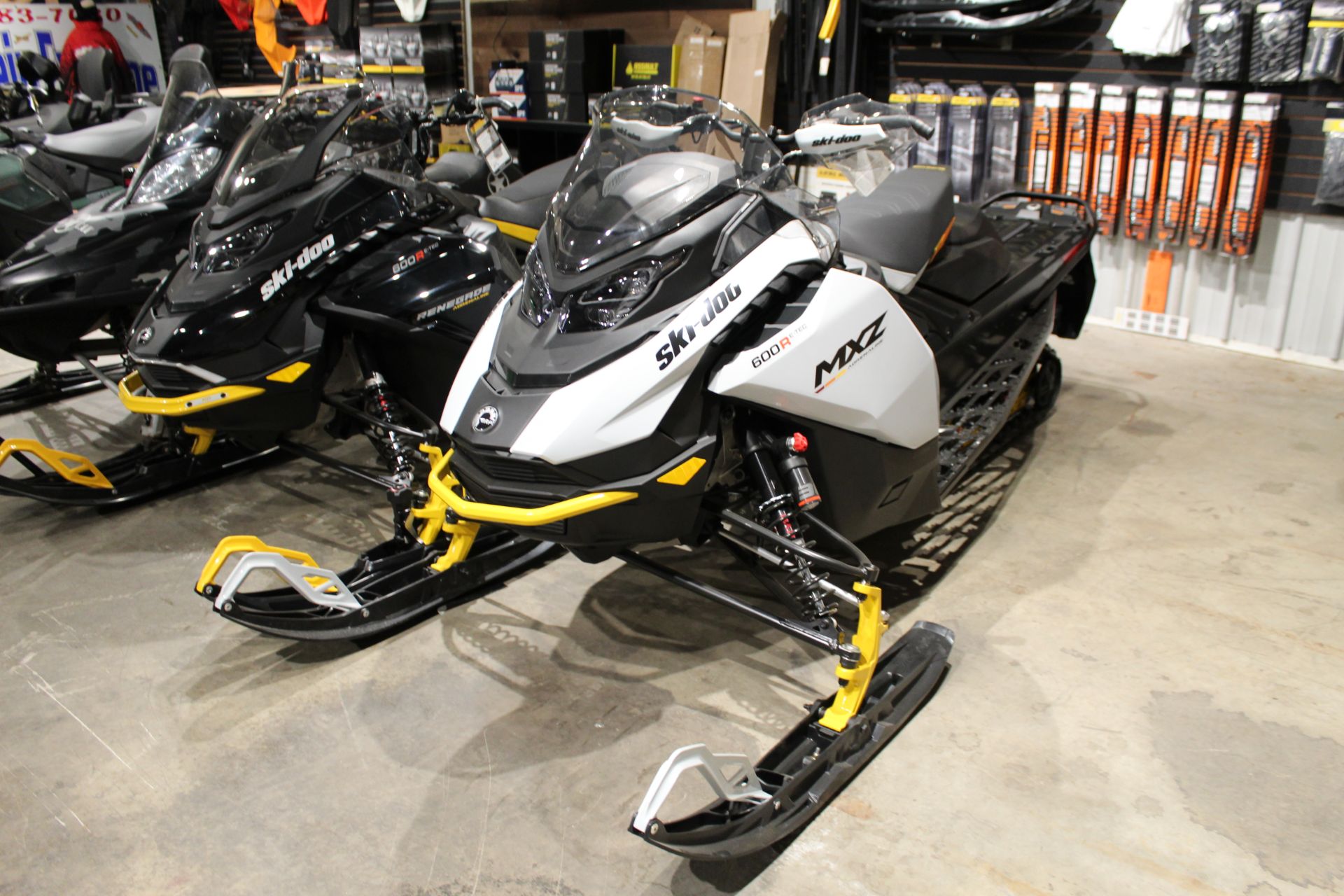 2024 Ski-Doo MXZ Adrenaline with Blizzard Package 137 600R E-TEC ES Ice Ripper XT 1.25 in Rockton, Pennsylvania - Photo 2