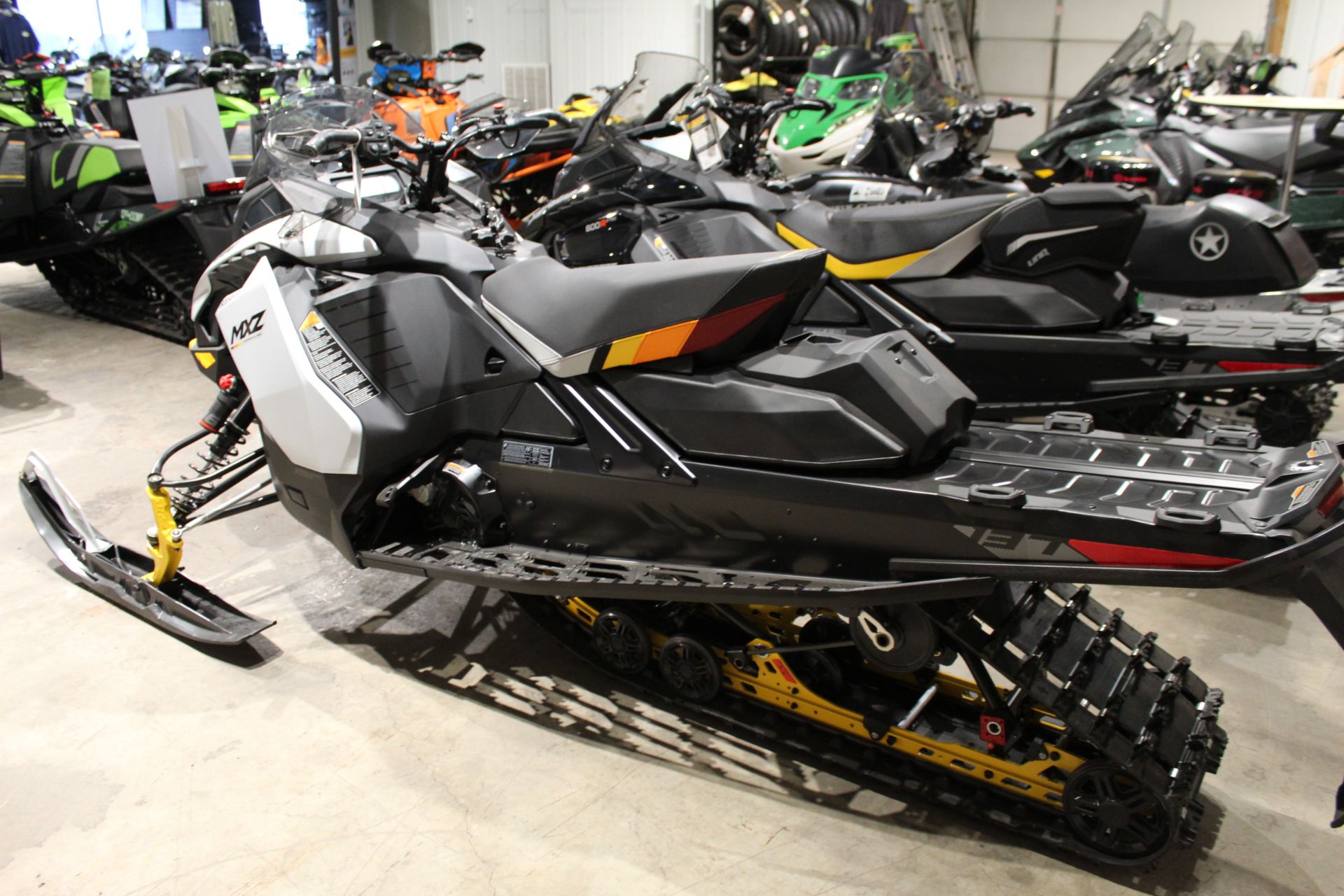 2024 Ski-Doo MXZ Adrenaline with Blizzard Package 137 600R E-TEC ES Ice Ripper XT 1.25 in Rockton, Pennsylvania - Photo 3