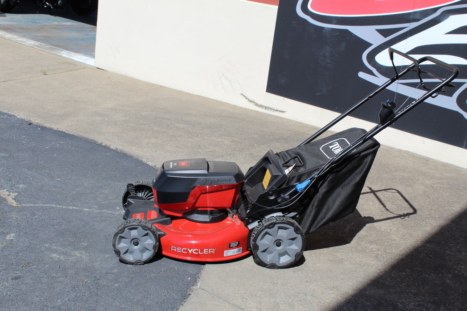 Toro Stripe 21 in. 60V Max Self-Propelled - 5.0Ah Battery/Charger Included in Clearfield, Pennsylvania - Photo 2