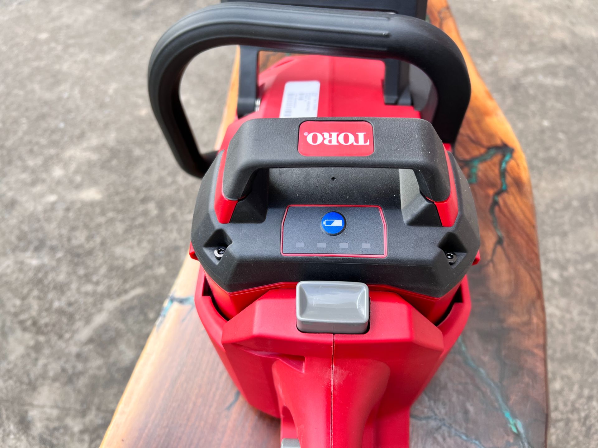 Toro 60V MAX 16 in. Brushless Chainsaw w/ 2.5Ah Battery in Clearfield, Pennsylvania - Photo 5