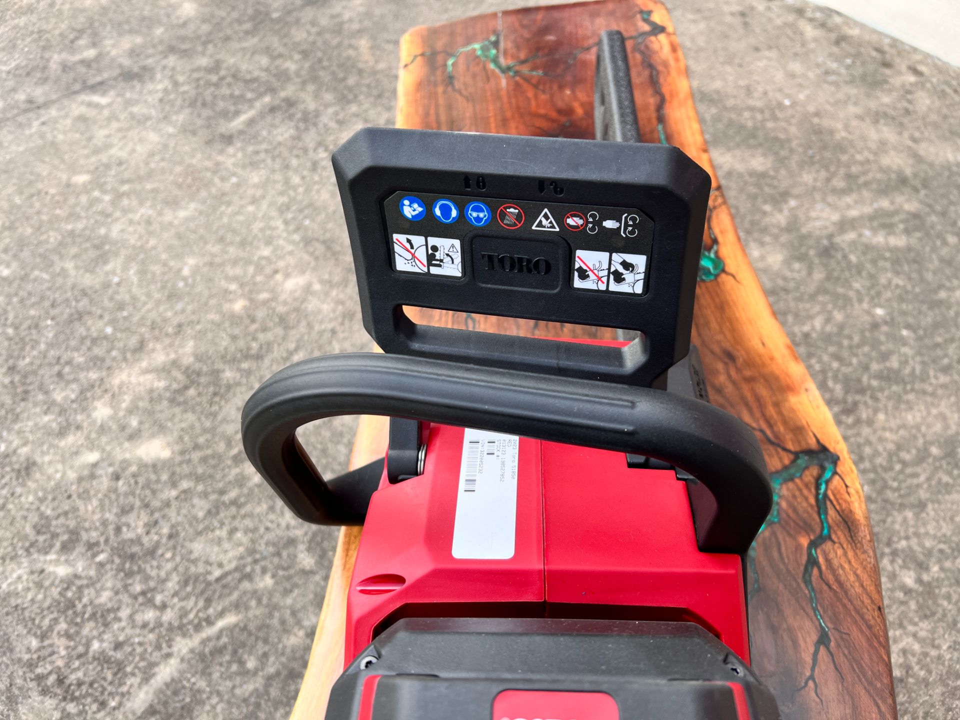 Toro 60V MAX 16 in. Brushless Chainsaw w/ 2.5Ah Battery in Clearfield, Pennsylvania - Photo 6