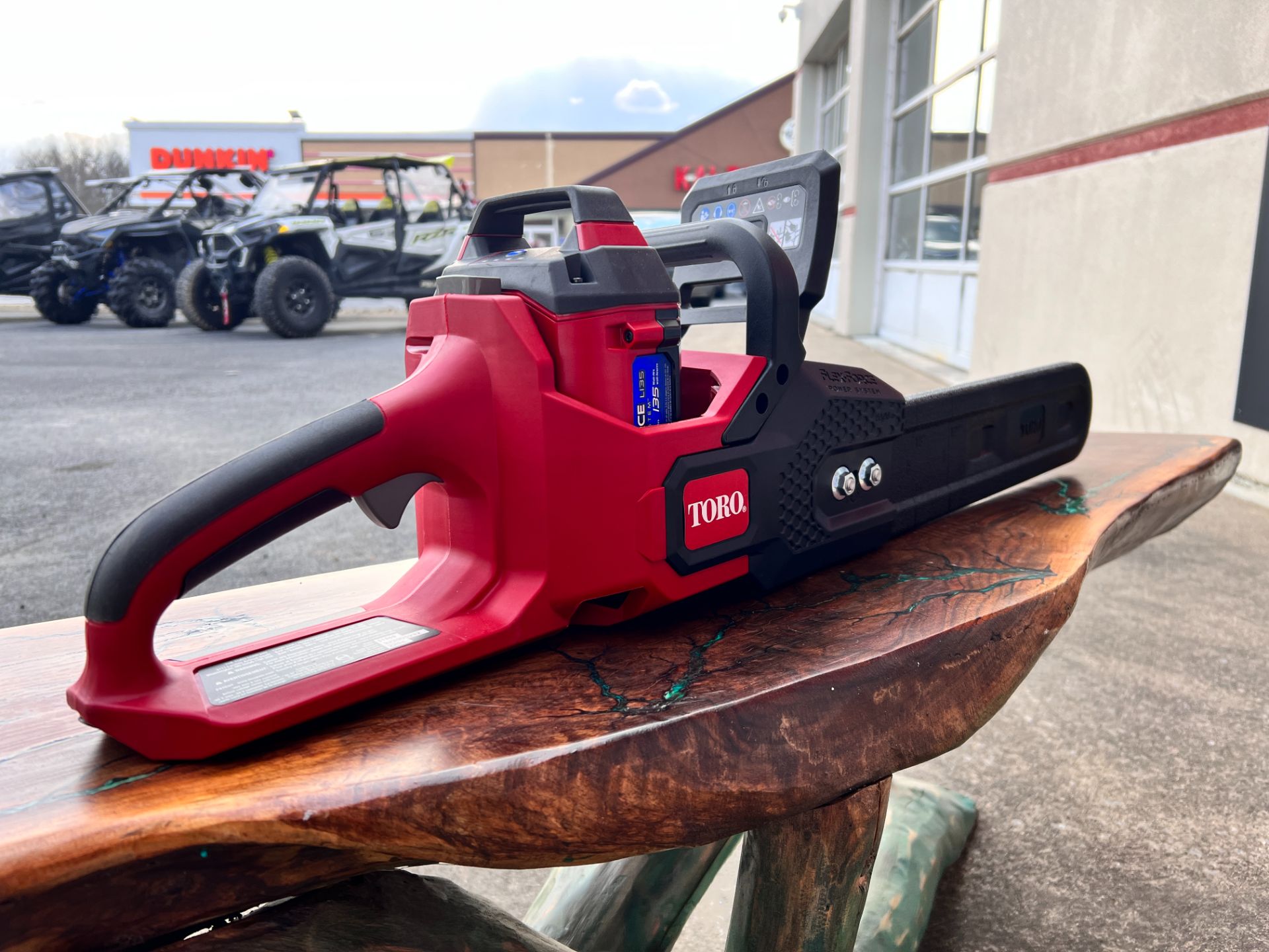 Toro 60V MAX 16 in. Brushless Chainsaw w/ 2.5Ah Battery in Clearfield, Pennsylvania - Photo 7