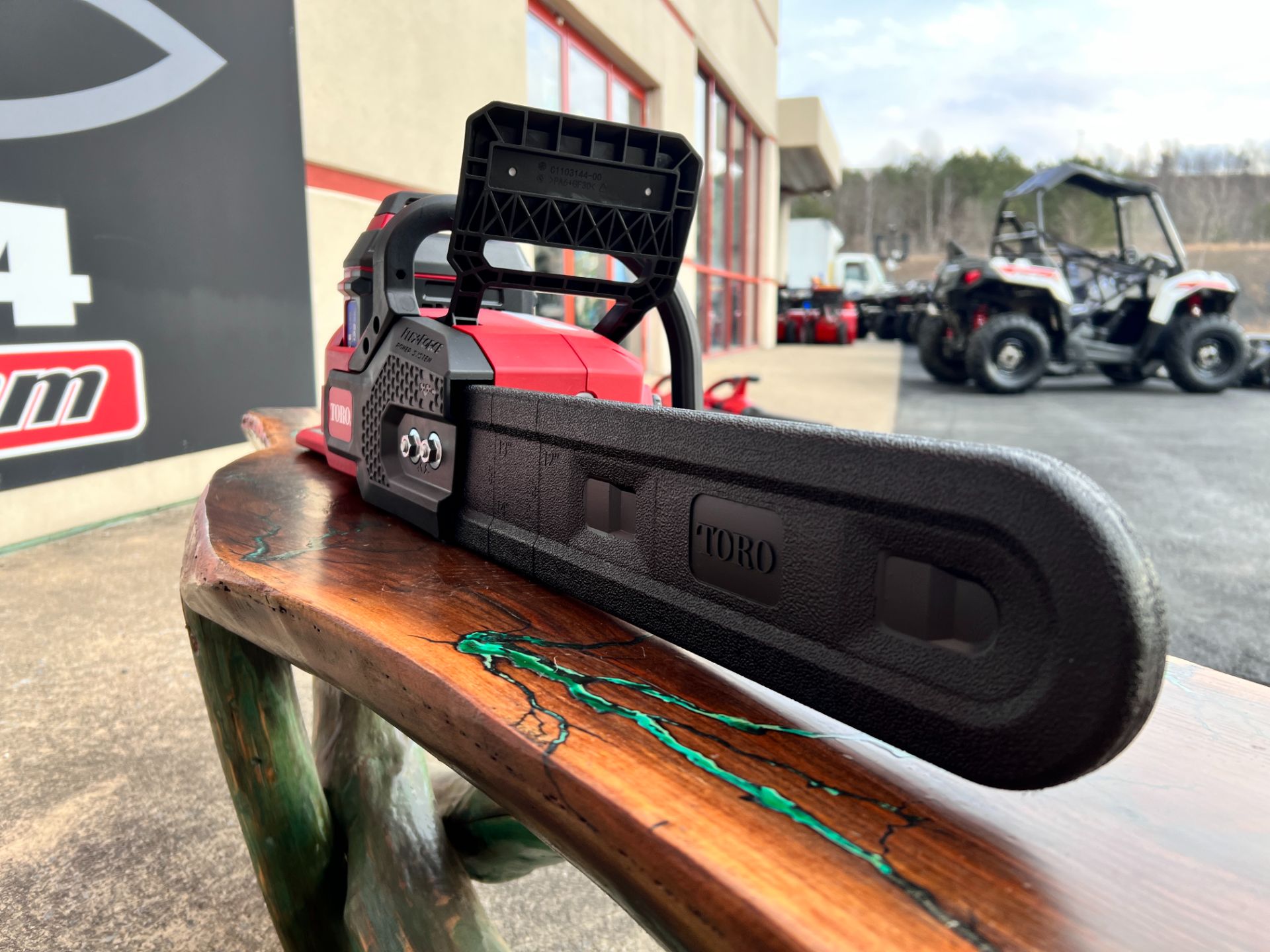 Toro 60V MAX 16 in. Brushless Chainsaw w/ 2.5Ah Battery in Clearfield, Pennsylvania - Photo 9