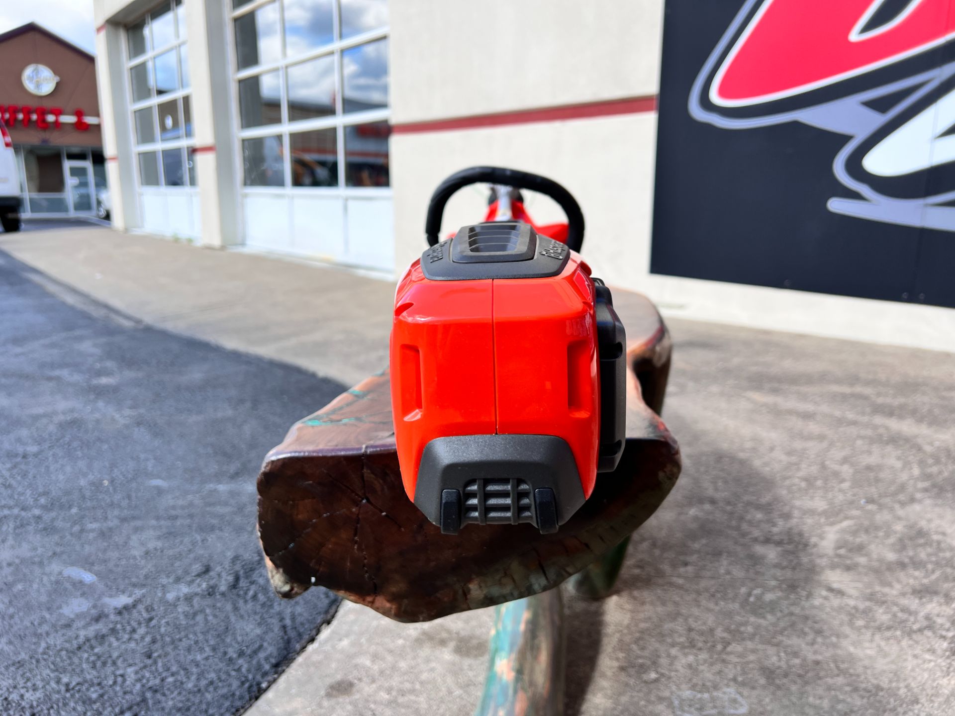 Husqvarna Power Equipment 220iL (battery and charger included) in Clearfield, Pennsylvania - Photo 3