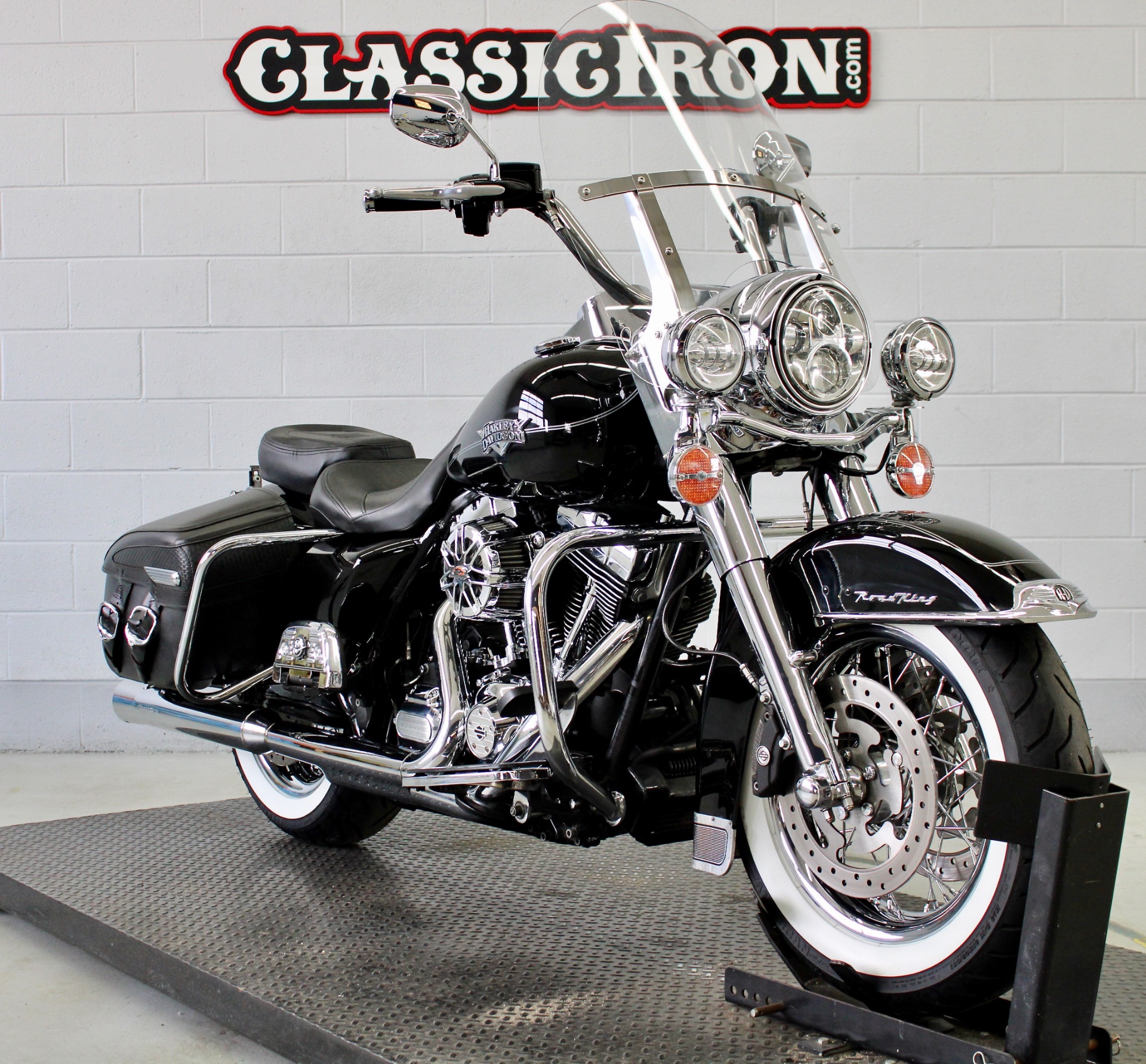2012 Harley-Davidson Road King® Classic in Fredericksburg, Virginia - Photo 2