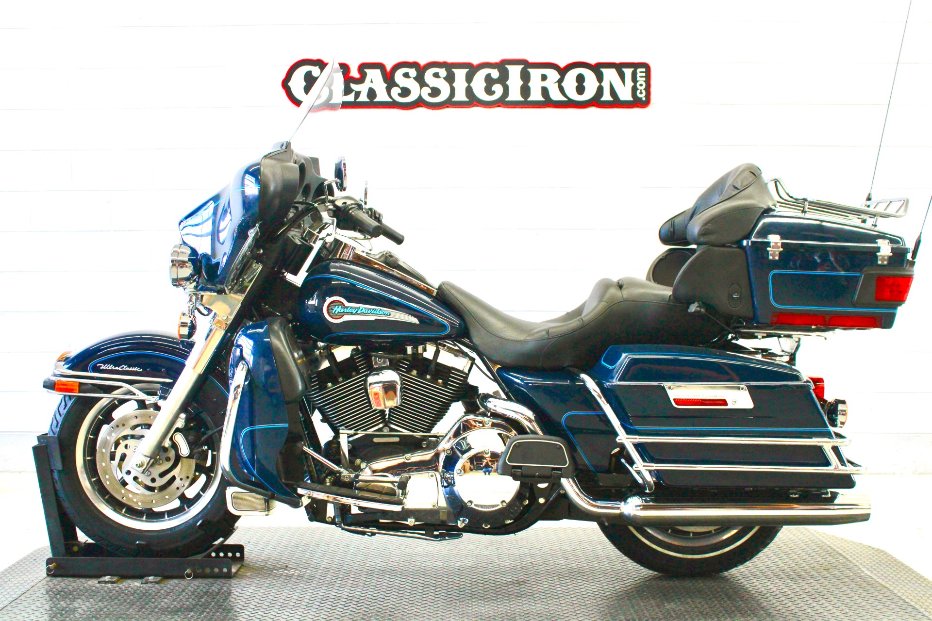 2001 Harley-Davidson FLHTCUI Ultra Classic® Electra Glide® in Fredericksburg, Virginia - Photo 4
