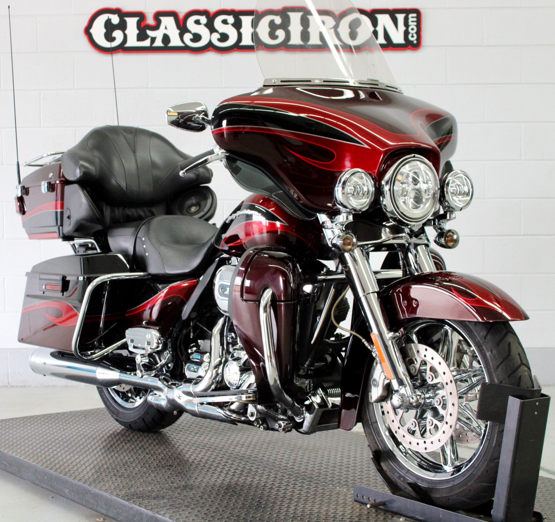 2013 Harley-Davidson CVO™ Ultra Classic® Electra Glide® in Fredericksburg, Virginia - Photo 2