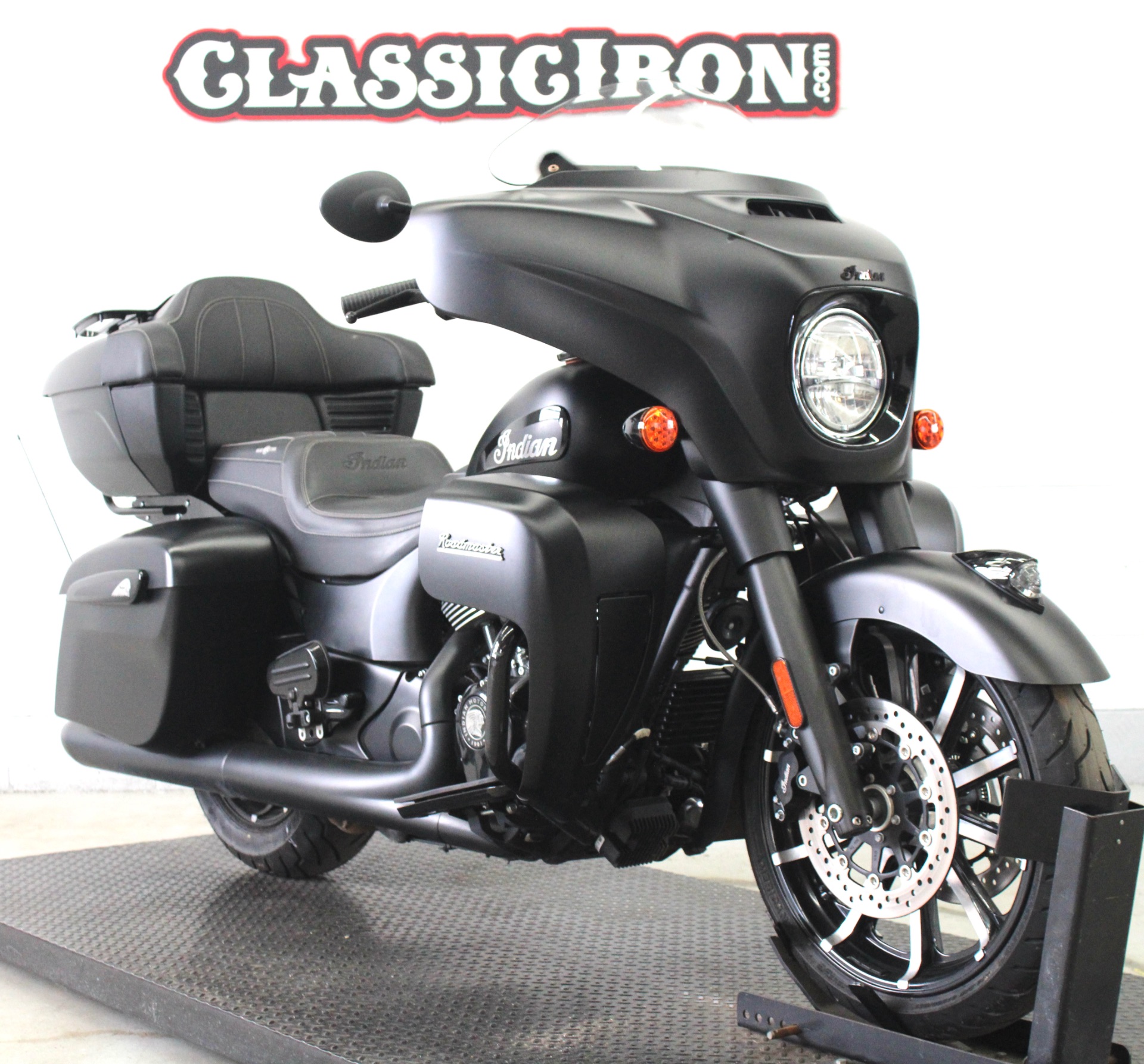 2021 Indian Motorcycle Roadmaster® Dark Horse® in Fredericksburg, Virginia - Photo 2